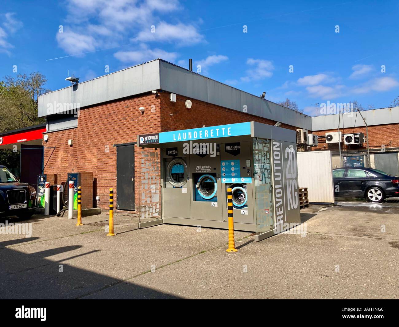 A Lavare. ME Revolution lavanderia self-service presso la stazione di servizio di Orpington, Kent, Regno Unito Foto Stock