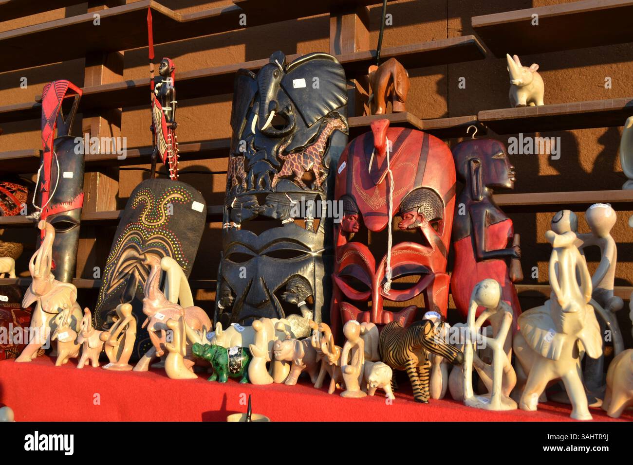 Esposizione d'arte africana in vendita all'esterno del padiglione del coffee cluster dell'EXPO Milano 2015. Numerose statuette d'avorio, giocattoli e statue, maschere rituali. Foto Stock
