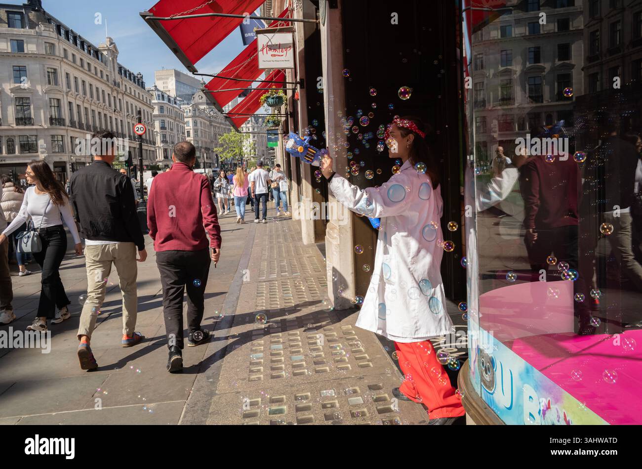 Hamleys, negozio di giocattoli, fondato nel 1760, Regent Street, nel centro di Londra, Inghilterra, Regno Unito Foto Stock