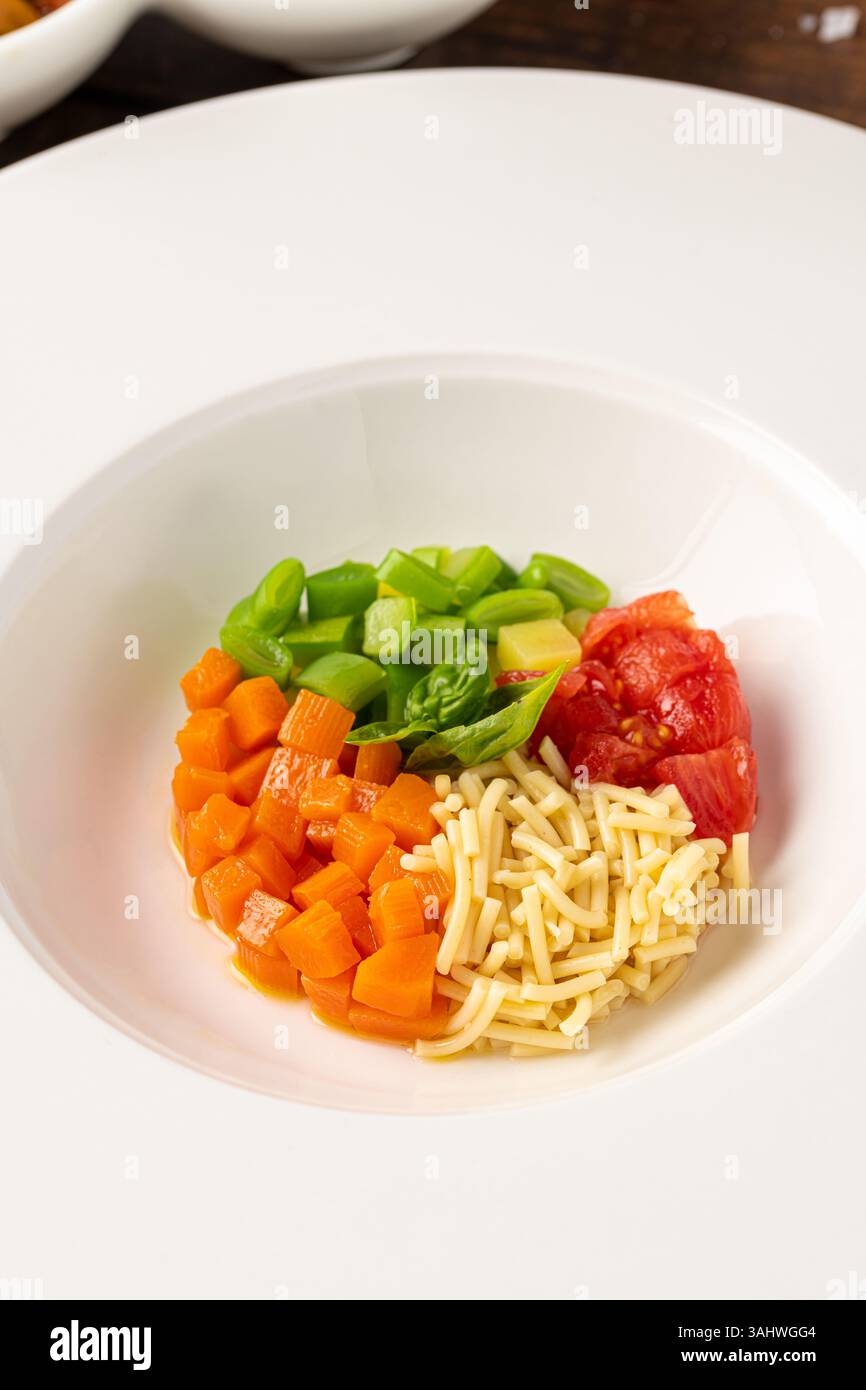 Minestra di verdure, una tradizionale zuppa di verdure italiana preparata con sedano e altre verdure Foto Stock