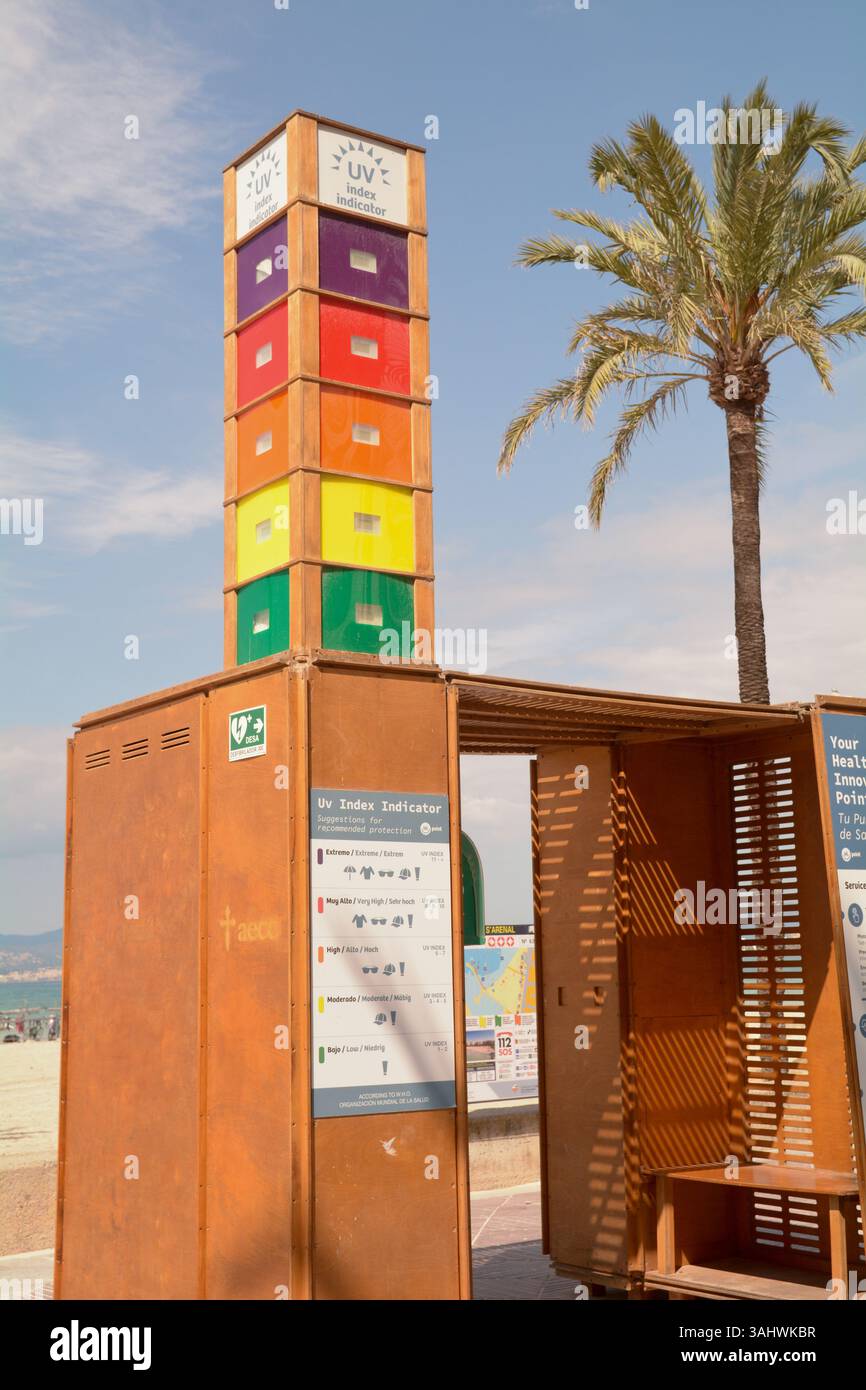 Indicatore di indice ultravioletto (UV) per avvisare i turisti del pericolo del sole a S'Arenal, isola di Maiorca, Spagna Foto Stock