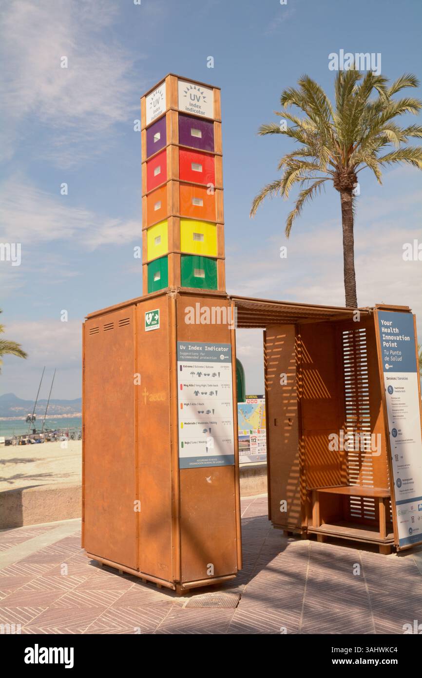 Indicatore di indice ultravioletto (UV) per avvisare i turisti del pericolo del sole a S'Arenal, isola di Maiorca, Spagna Foto Stock