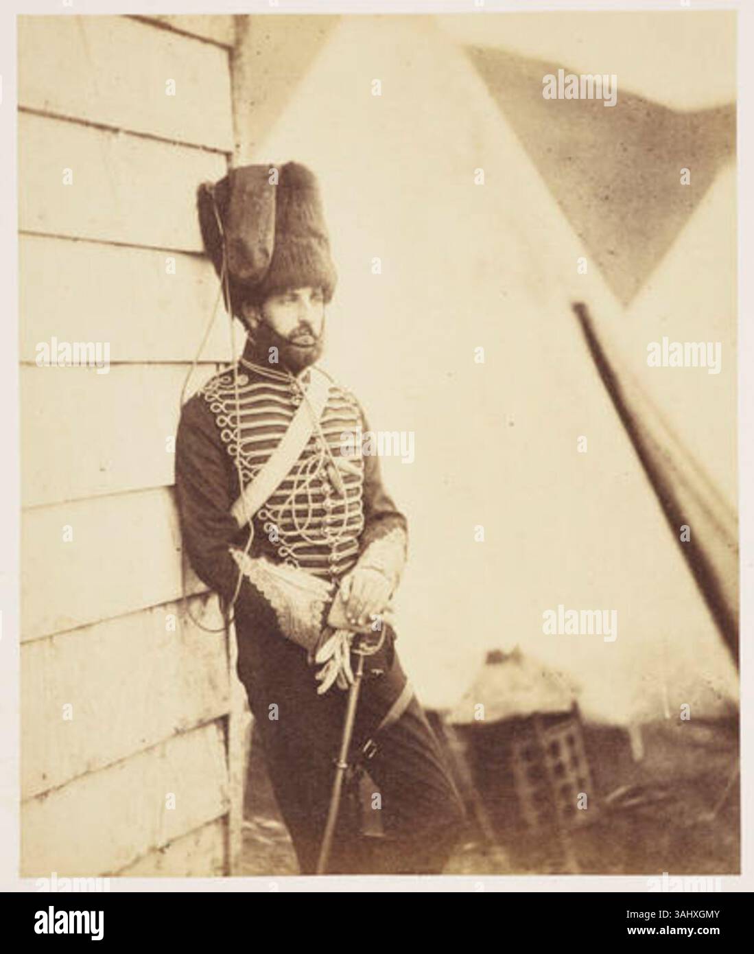 Questo ritratto del 1855 del capitano Thomas Longworth Dames, una figura della guerra di Crimea, cattura l'ufficiale della Royal Artillery in una rappresentazione formale e storica. Foto Stock