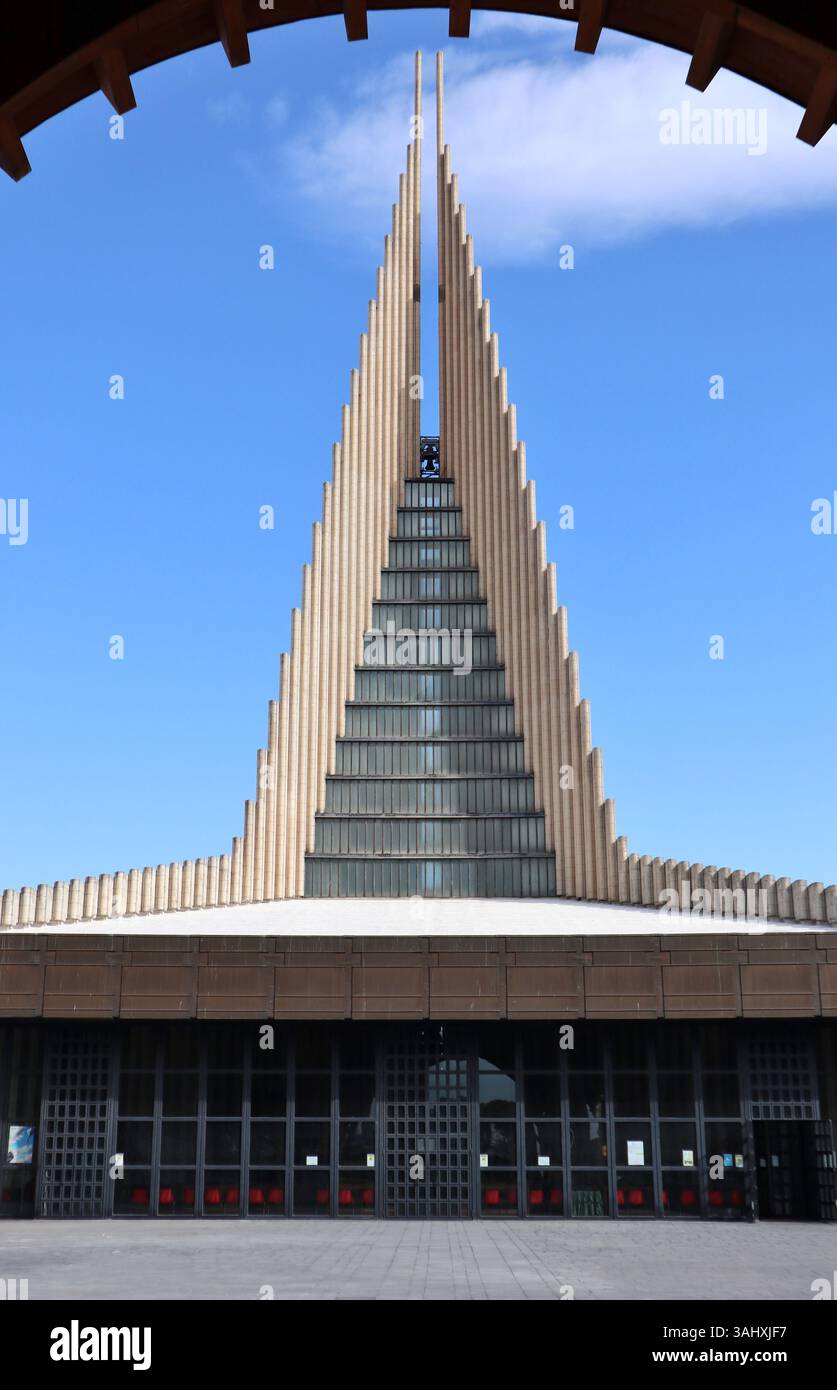 Napoli - Chiesa di San Carlo Borromeo dalla stazione metropolitana Foto Stock