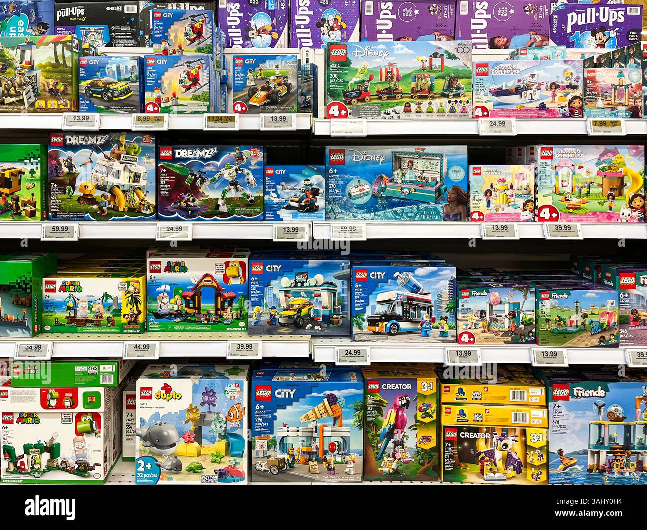 Newmarket, Ontario, Canada - 20 ottobre 2023: Scaffali del negozio completamente riforniti di scatole Lego set presso il Real Canadian Superstore Foto Stock