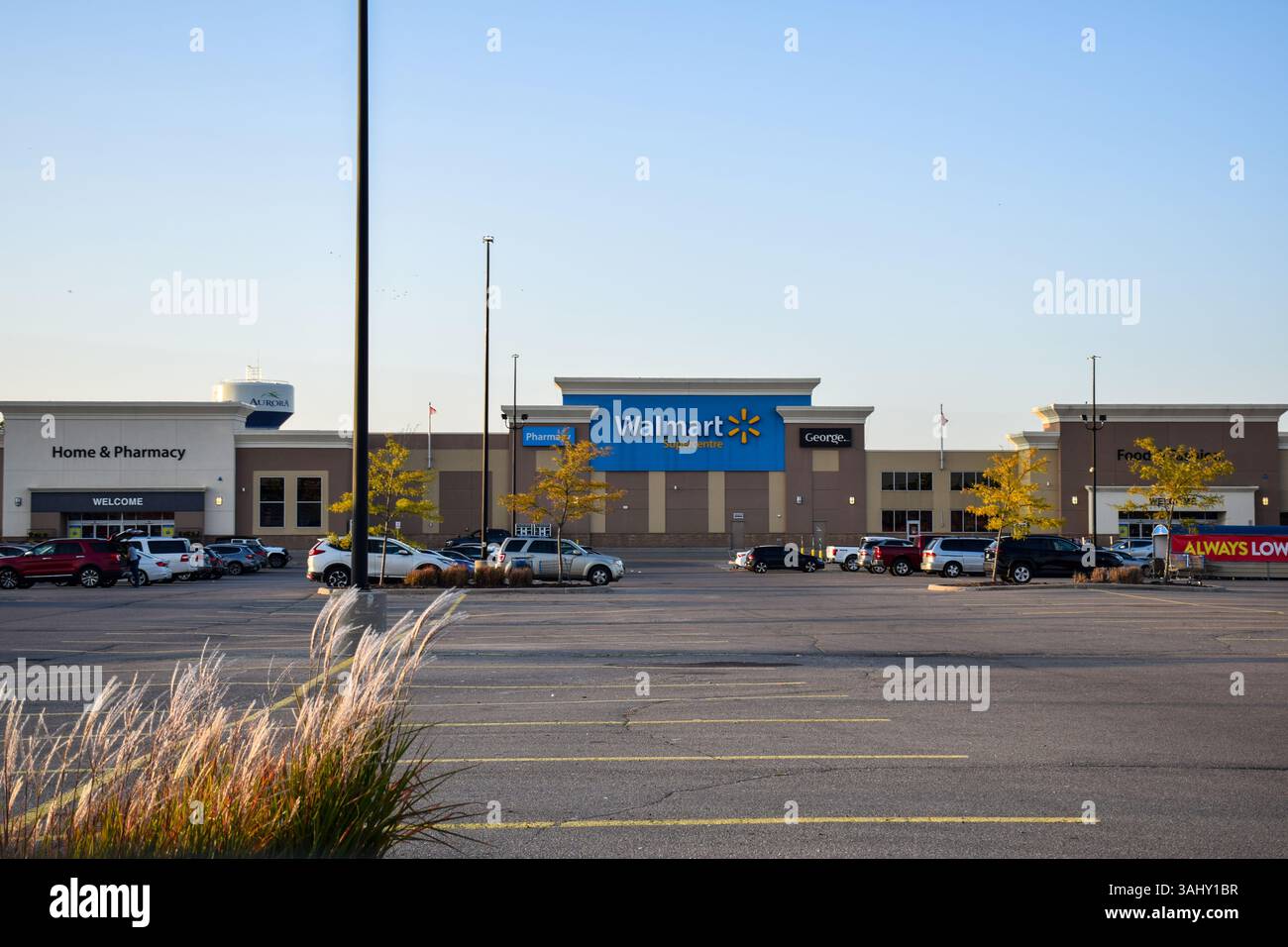 Aurora, Ontario Canada il 22 settembre 2020: Vista del negozio Walmart Supercenter da un parcheggio Foto Stock