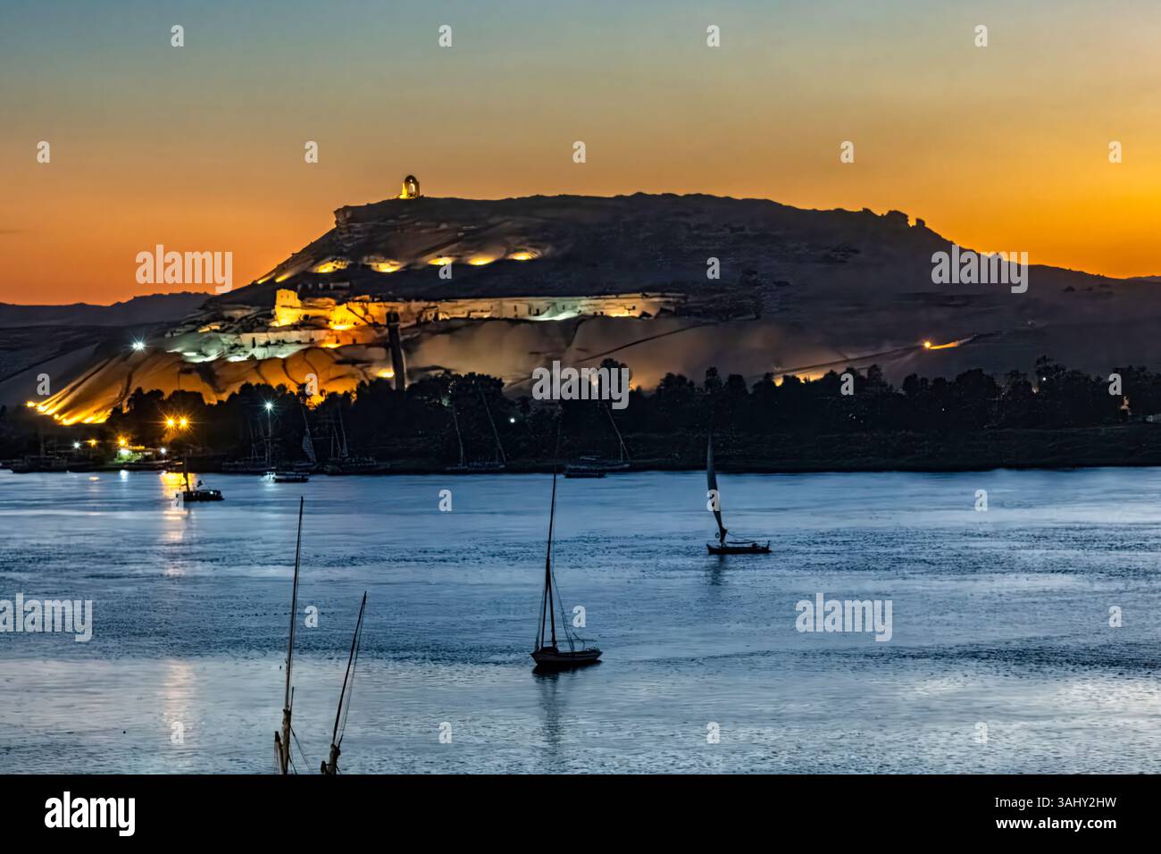 Tramonto sull'isola Elefantina e sul fiume Nilo, Assuan, Egitto. Febbraio 2023 Foto Stock