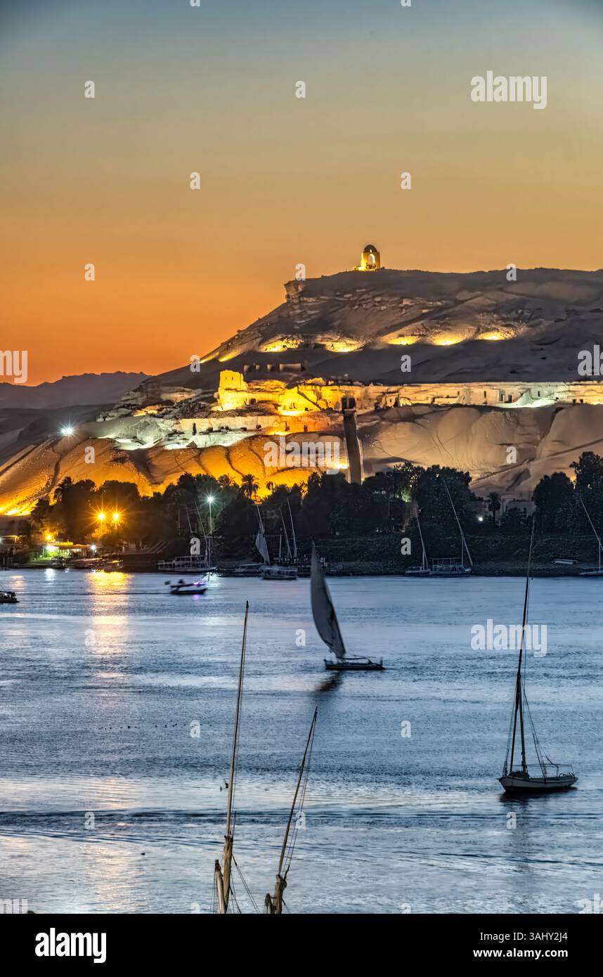 Tramonto sull'isola Elefantina e sul fiume Nilo, Assuan, Egitto. Febbraio 2023 Foto Stock