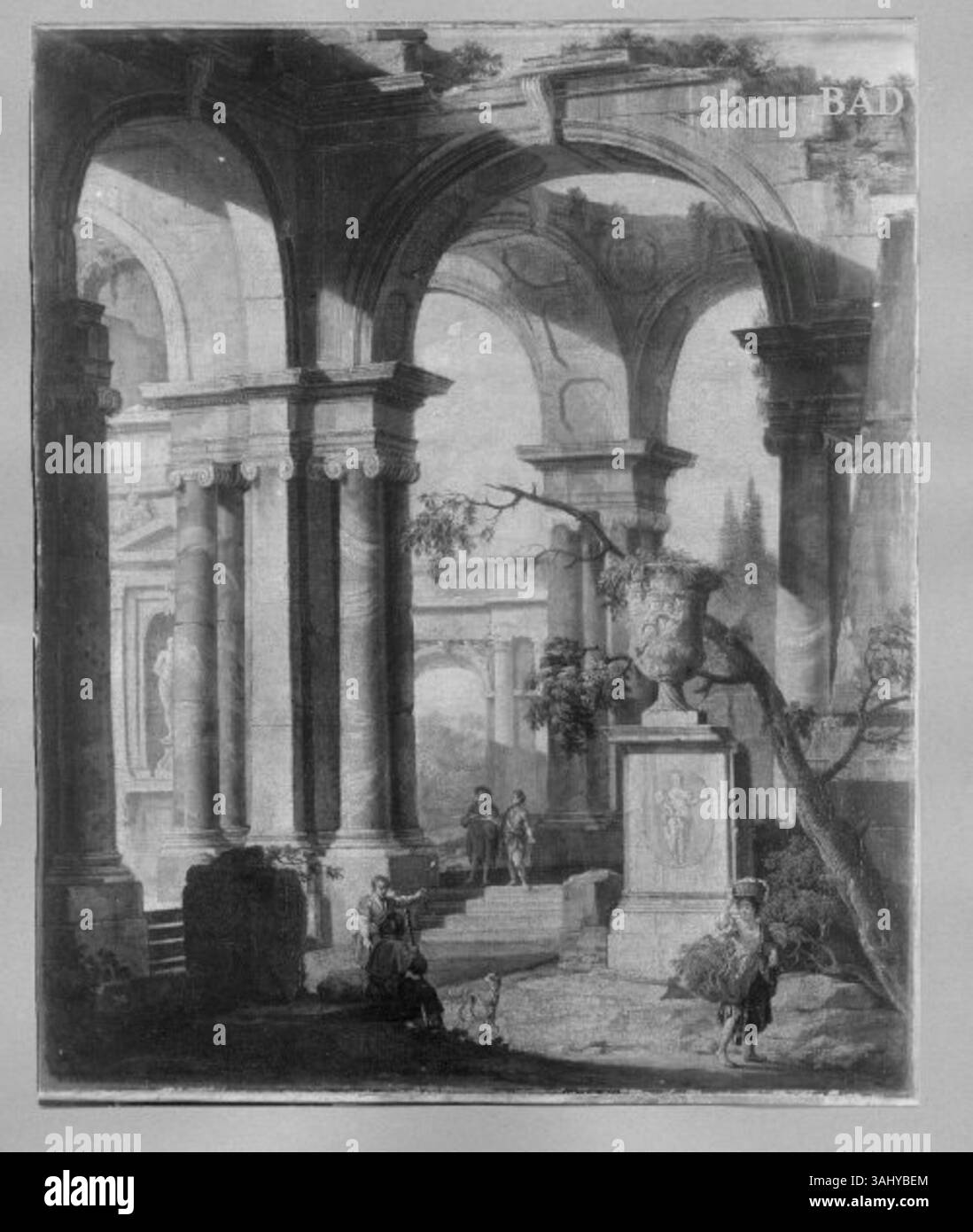 Le "rovine romane con figure" di Giovanni Paolo Pannini presentano un pittoresco capriccio architettonico con le rovine dell'antica Roma con personale. La scena è impregnata sia di accuratezza storica che di immaginazione artistica, segno distintivo del lavoro di Pannini. Dipinto nel 1700, riflette il fascino dell'antichità classica. Foto Stock