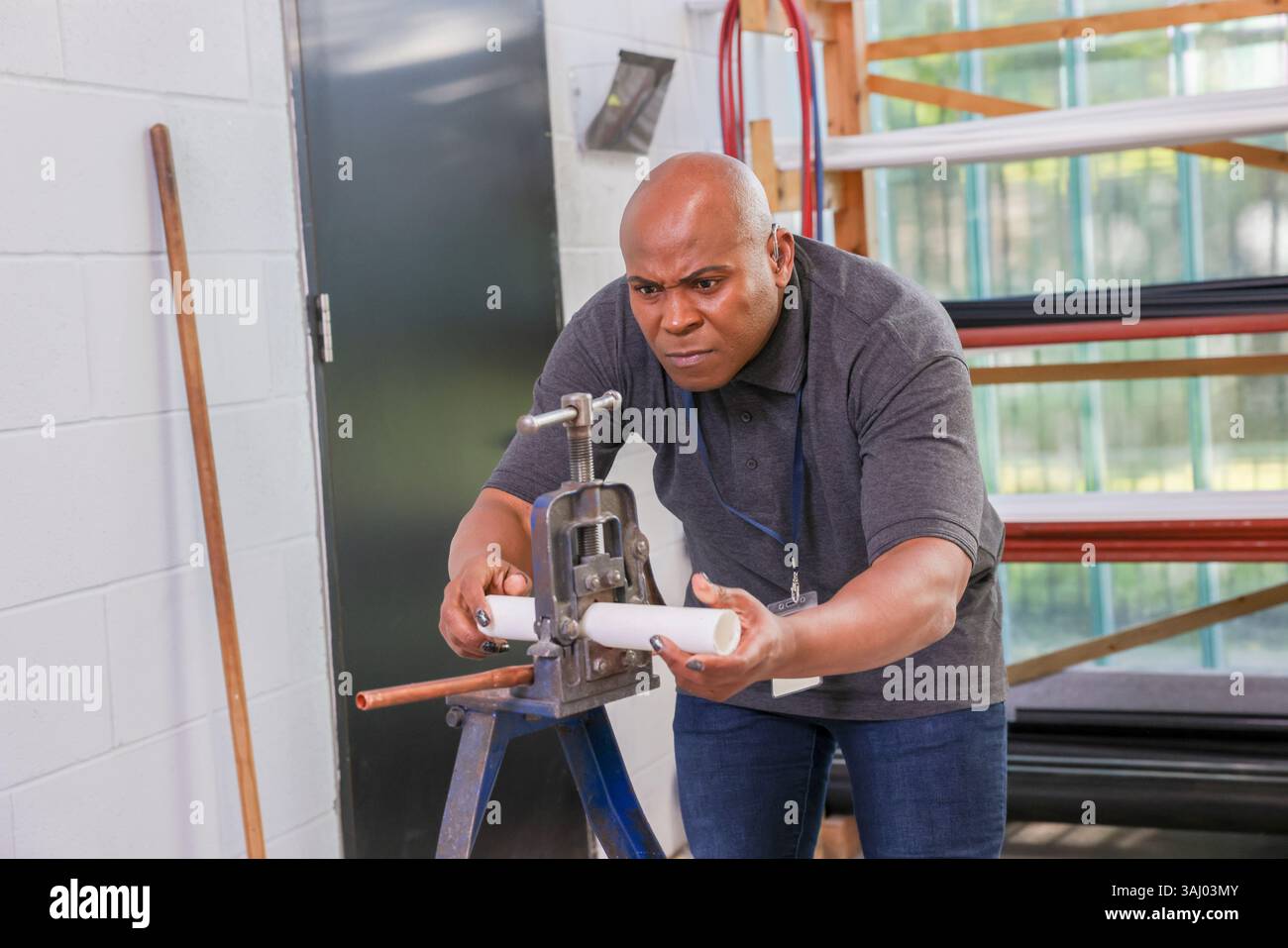 Uomo disabile che lavora in officina Foto Stock