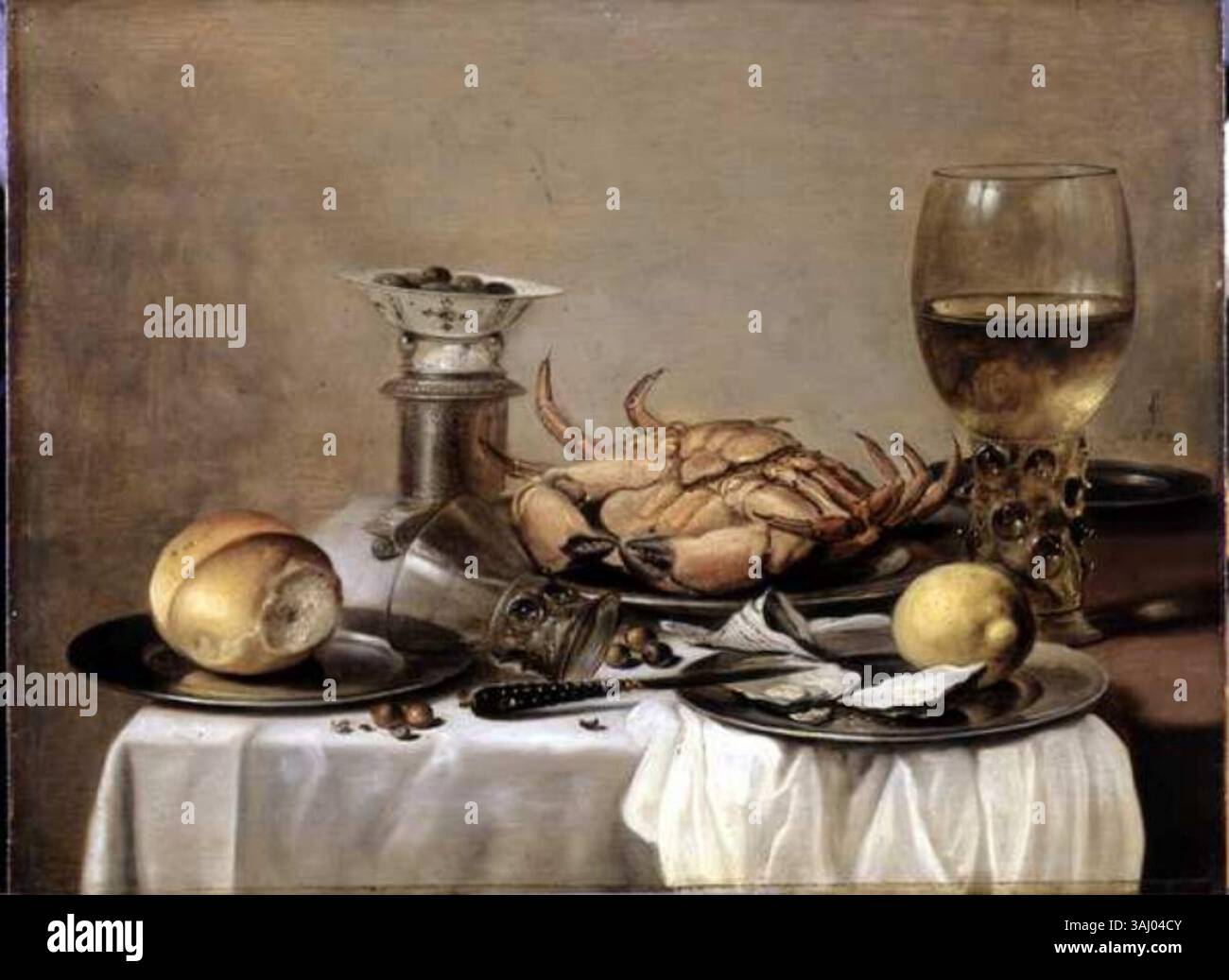Una natura morta del 1650 di Pieter Claesz, intitolata "Banketje", con granchio di mare, calice pieno di vino, ciotola di porcellana cinese con olive, limone e panini su piatti di peltro. Il dipinto mette in evidenza la maestria di Claesz nella composizione della natura morta. Foto Stock