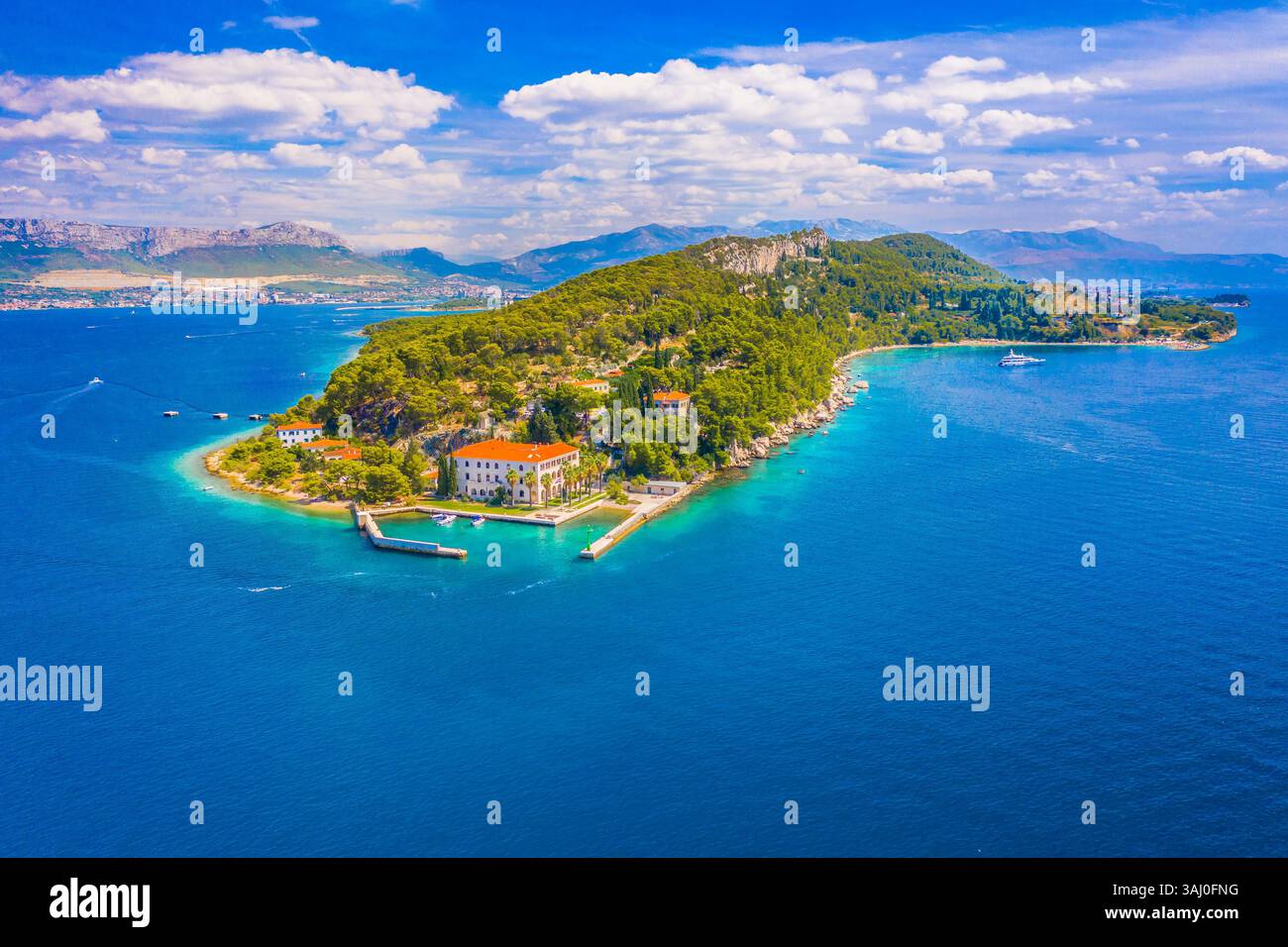 Vista aerea dal Mare della Penisola di Marjan e dal Parco forestale di Spalato Foto Stock