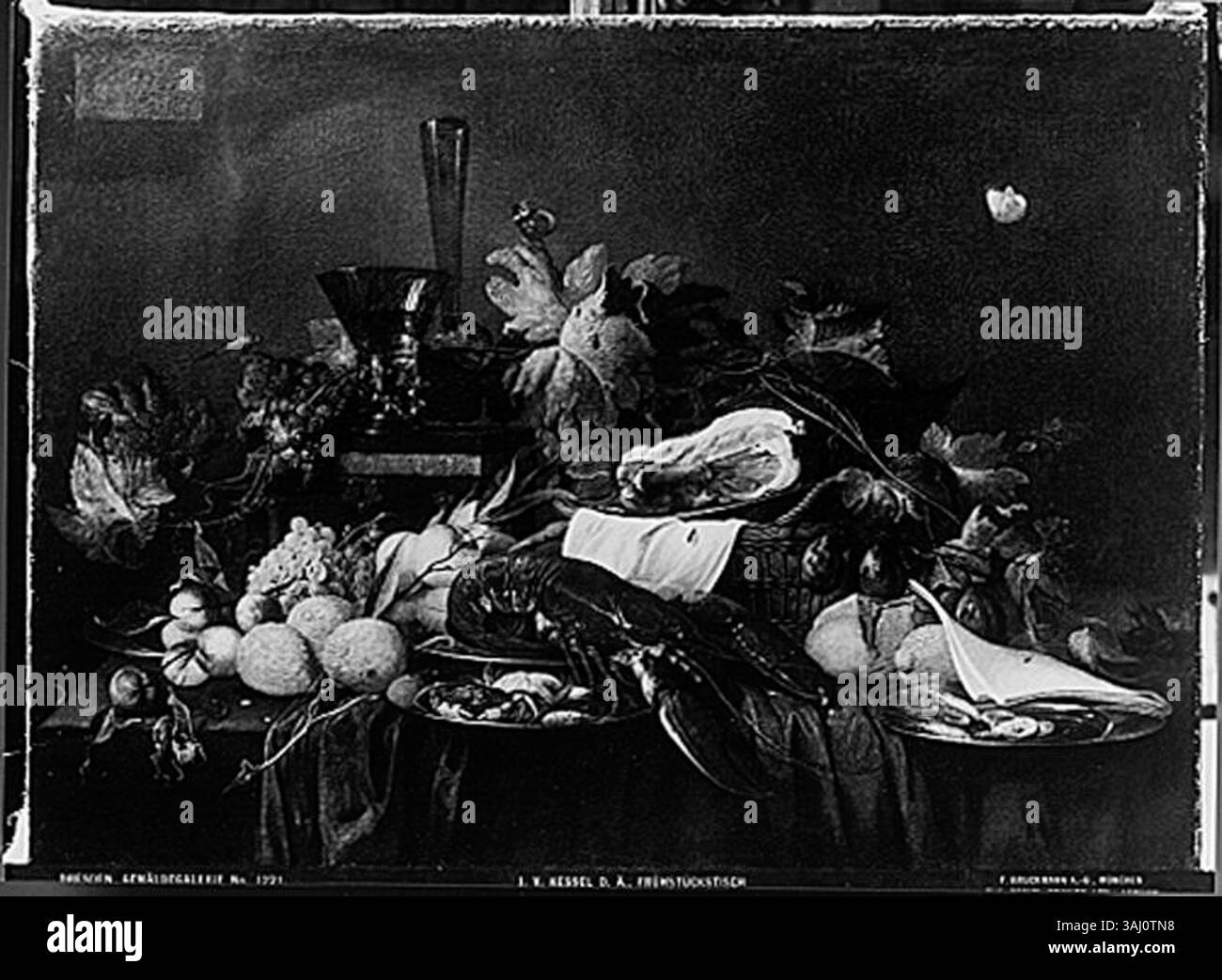 "A Table with Food" di Jan van Kessel il Vecchio, dipinto nel 1654. La natura morta faceva parte del Gemäldegalerie alte Meister di Dresda ed è scomparsa dal 1945. Il dipinto ad olio misura 85,5 x 117 cm e mostra l'abilità di van Kessel nell'arte morta. Foto Stock