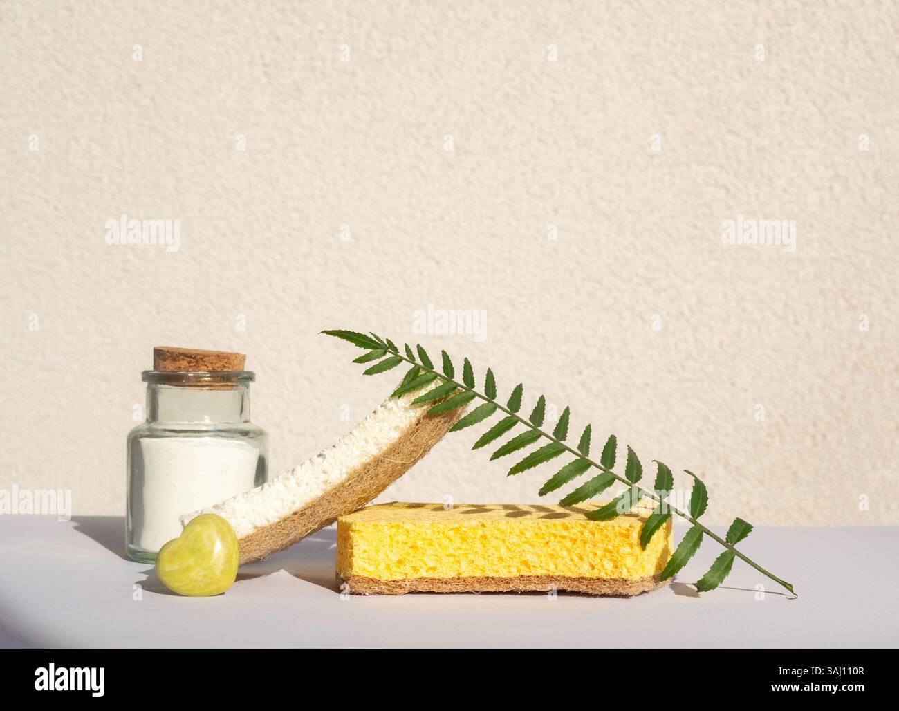 Pulizia ecologica, spugne ecologiche. Concetto minimo sostenibile Foto Stock