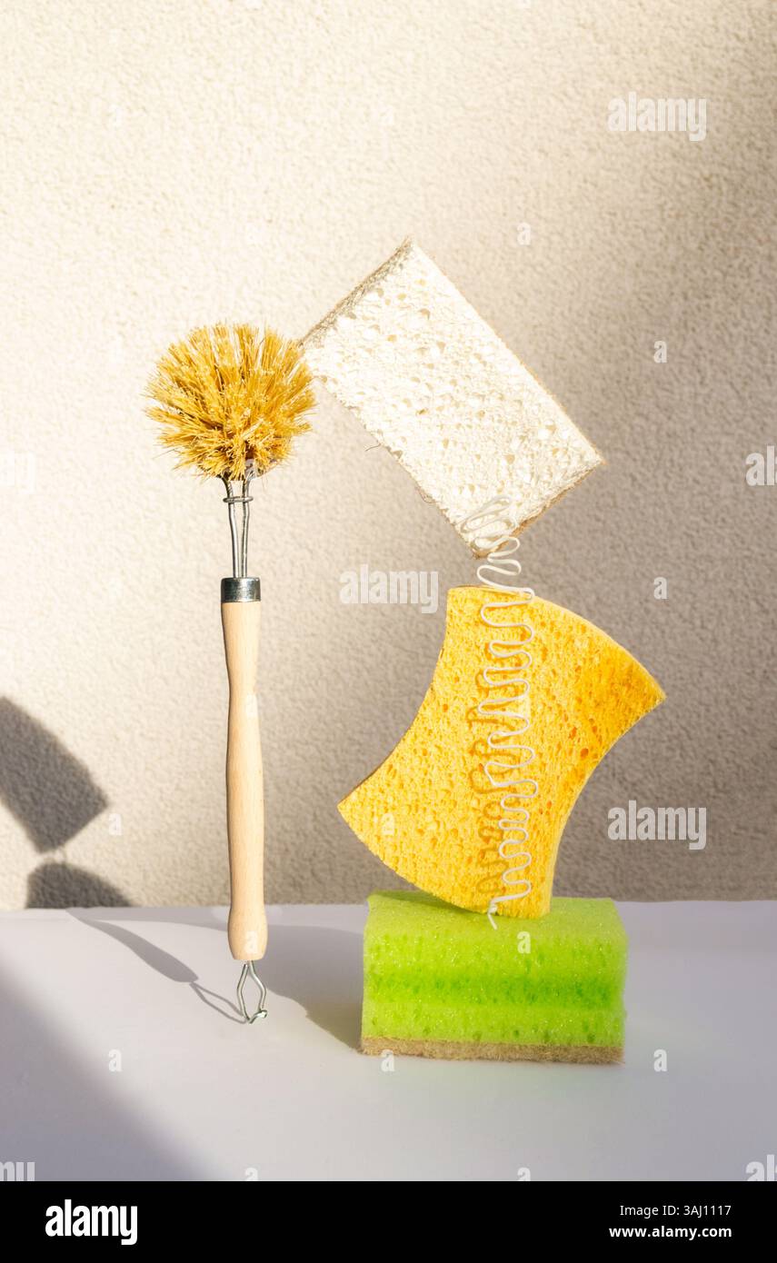 Pulizia ecologica, ecocompatibile, senza sprechi, spugne senza plastica, spazzola per piatti in legno. Concetto ecologico minimo di lavastoviglie, spazio per le copie Foto Stock