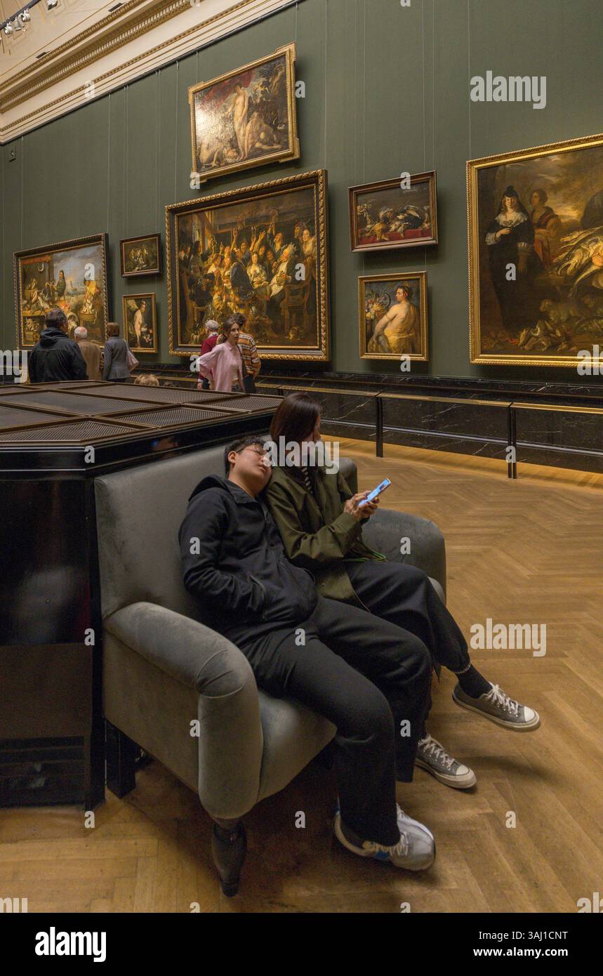 Galleria di pittura europea con visitatore addormentato, Kunsthistorisches Museum Wien, Vienna Museum of Art History, Austria Foto Stock