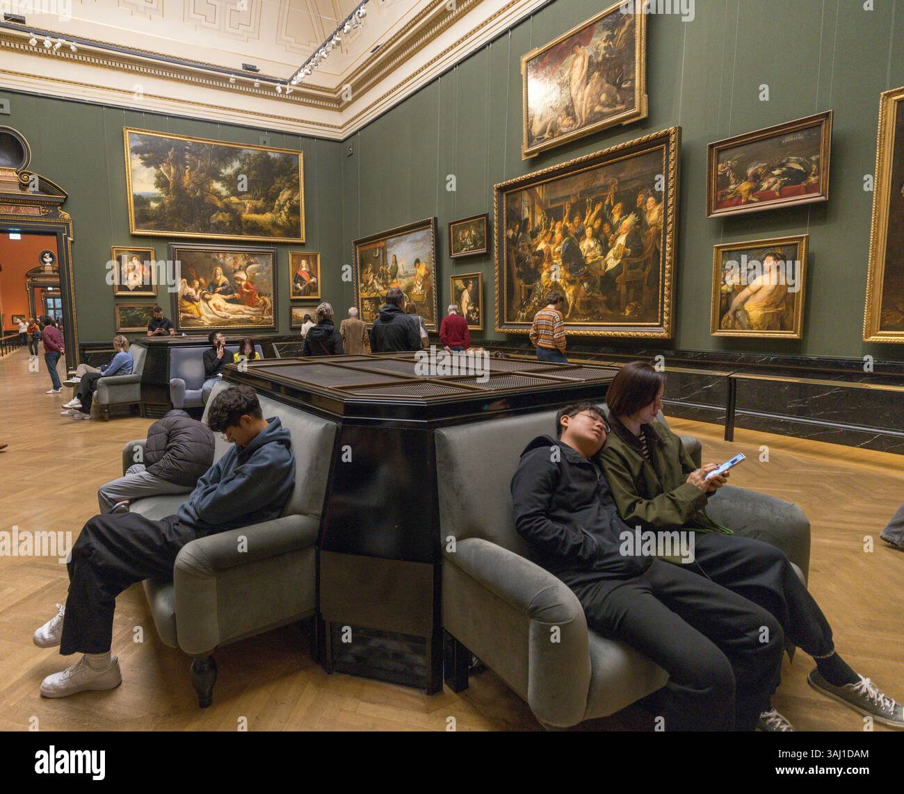 Galleria di pittura europea con visitatore addormentato, Kunsthistorisches Museum Wien, Vienna Museum of Art History, Austria Foto Stock