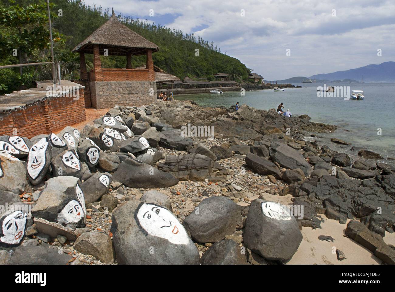 11 agosto 2007 - Vietnam - facce dipinte sulla roccia. Isole vicino a Nha Trang. Bamboo Island, Vietnam (immagine di credito: © Sergi Reboredo via ZUMA Wire) Foto Stock