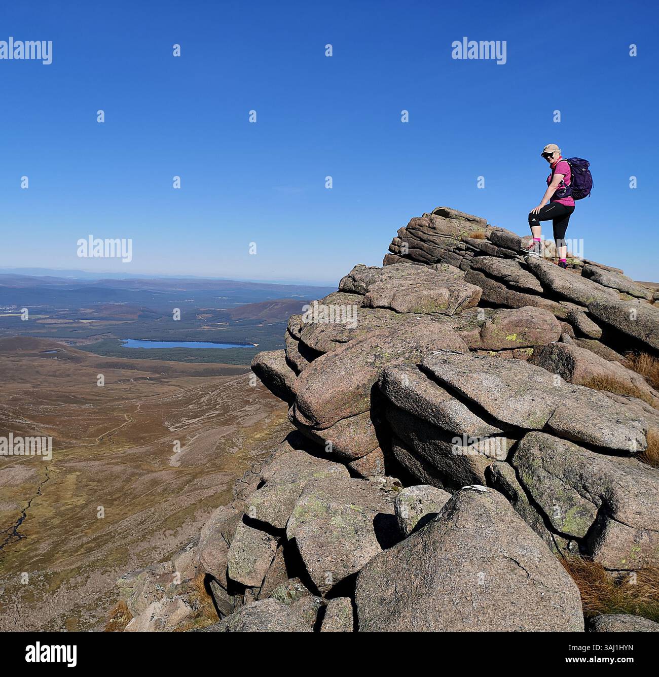 Camminata sulle colline dei monti Cairngorm in Scozia. Scogliera affacciata su Coire e T-Sneachda con Loch Morlich in lontananza. Foto Stock