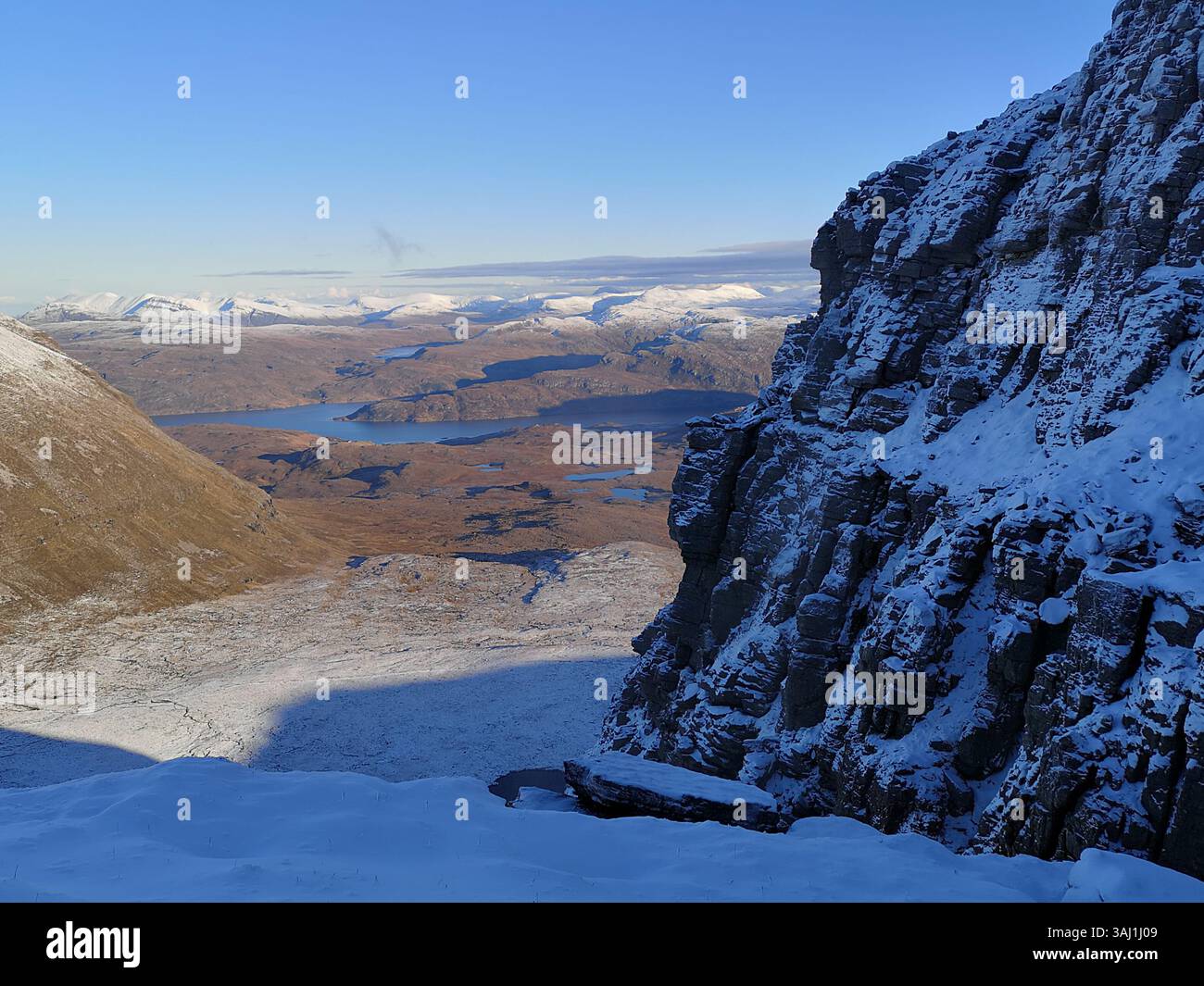 L'iconico scenario di Assynt in Scozia, che fa parte del percorso North Coast 500 che include splendide spiagge come Achmelvich e Suilven Peak. Foto Stock