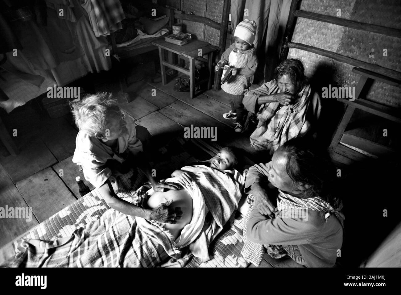 13 feb 2011 - , India - Mid moglie che controlla una donna incinta, usa l'olio da cucina per aiutare la contrazione, il bambù affilato o una lama di rasoio per tagliare il cordone ombelicale e il filo di cotone per legare la fine Una volta nato, il bambino usa acqua bollita per pulire il bambino e la madre. Meghalaya, India India a 70 anni: Terra di milioni di mutiniesIn caso di difficoltà economiche globali e di alto tasso di inflazione, l'economia indiana ha mostrato una grande resilienza ed è cresciuta in media dell'8% durante il periodo dell'undicesimo piano quinquennale. L'obiettivo dell'undicesimo piano quinquennale era Òfaster e più inclusivo Foto Stock