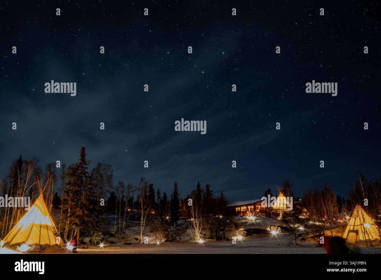 Teepee illuminate nelle foreste vicino a Yellowknife, territori del Nord-Ovest, Canada Foto Stock