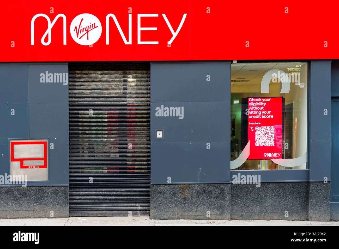 La Virgin Money Bank ha chiuso sulla strada principale mentre altre filiali chiudono Foto Stock