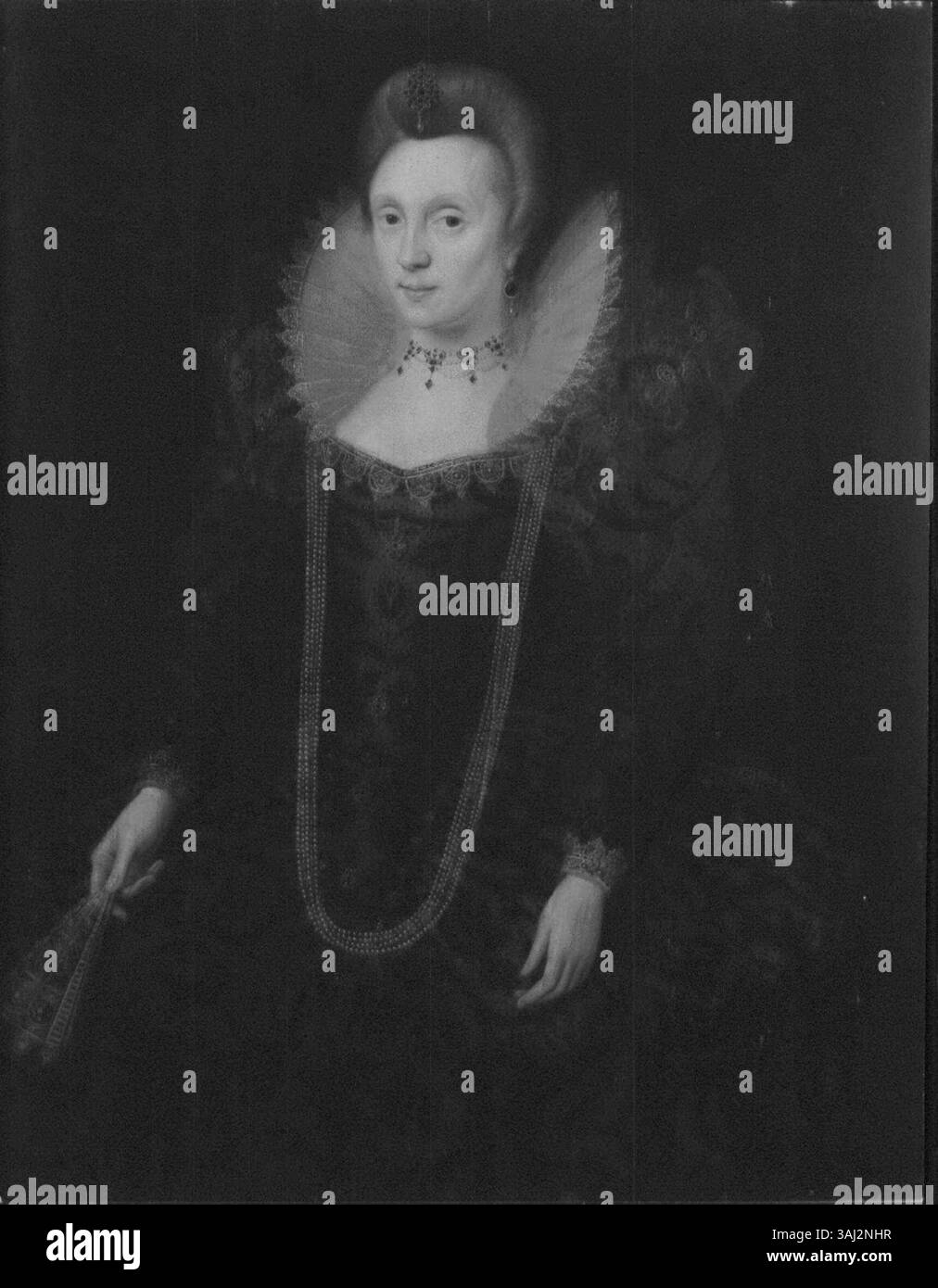 Questo ritratto del 1601 della British Stuart School mostra una donna vestita con elaborati abiti d'epoca. Il dipinto rappresenta lo stile formale del ritratto della fine del XVI secolo, caratteristico della corte inglese. Foto Stock
