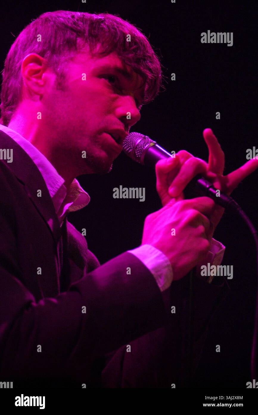 10 aprile 2005 - Cleveland, OHIO, Stati Uniti - 10 aprile 2005; Cleveland, OH, Stati Uniti; il cantante / Turntablist / rapper, RICHARD TERFRY alias BUCK 65 si esibisce durante una tappa del tour di apertura per le Dresden Dolls tenutasi alla House of Blues. Credito obbligatorio: Foto di Jason Nelson/AdMedia. (Â©) Copyright 2005 di Jason Nelson (immagine di credito: © Jason Nelson/AdMedia via ZUMA Wire) Foto Stock