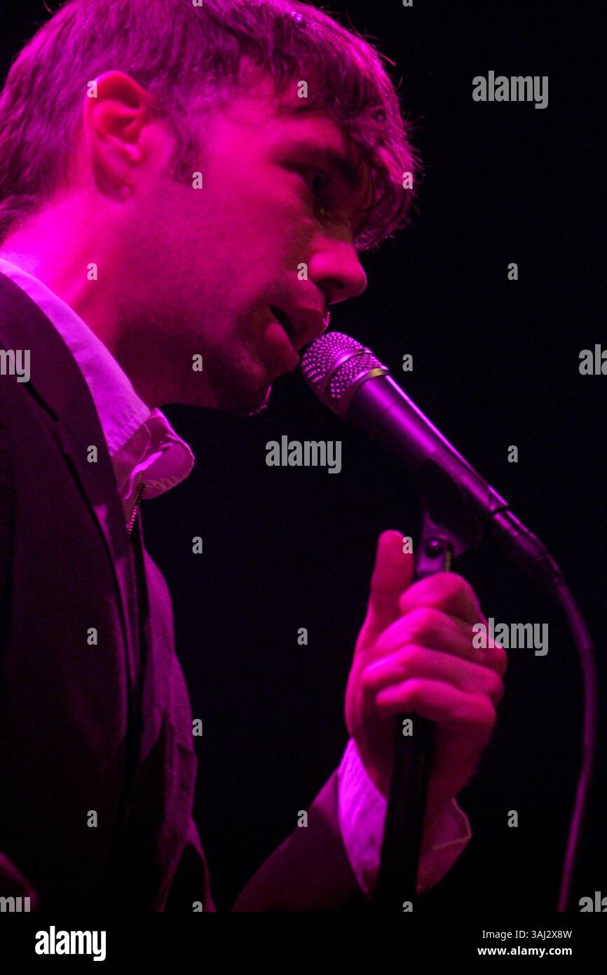 10 aprile 2005 - Cleveland, OHIO, Stati Uniti - 10 aprile 2005; Cleveland, OH, Stati Uniti; il cantante / Turntablist / rapper, RICHARD TERFRY alias BUCK 65 si esibisce durante una tappa del tour di apertura per le Dresden Dolls tenutasi alla House of Blues. Credito obbligatorio: Foto di Jason Nelson/AdMedia. (Â©) Copyright 2005 di Jason Nelson (immagine di credito: © Jason Nelson/AdMedia via ZUMA Wire) Foto Stock