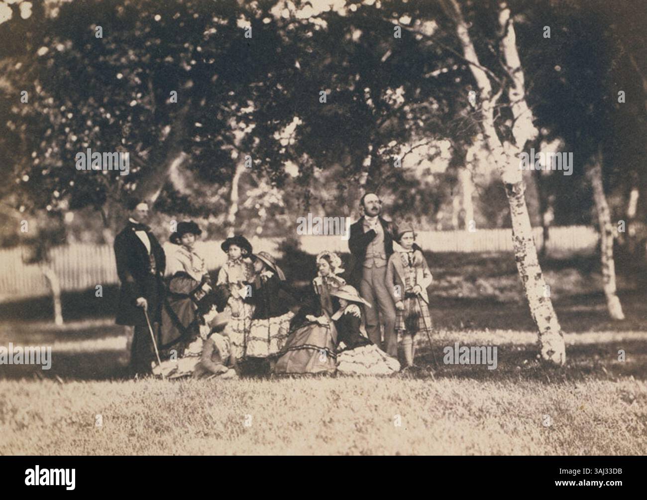 Questa fotografia del 1855 cattura il fidanzamento reale di Vittoria, Principessa reale, con il principe Federico Guglielmo di Prussia a Balmoral. Il gruppo di famiglia include la regina Vittoria, il principe Alberto e diversi figli reali, offrendo uno sguardo alla famiglia reale britannica del XIX secolo. Foto Stock
