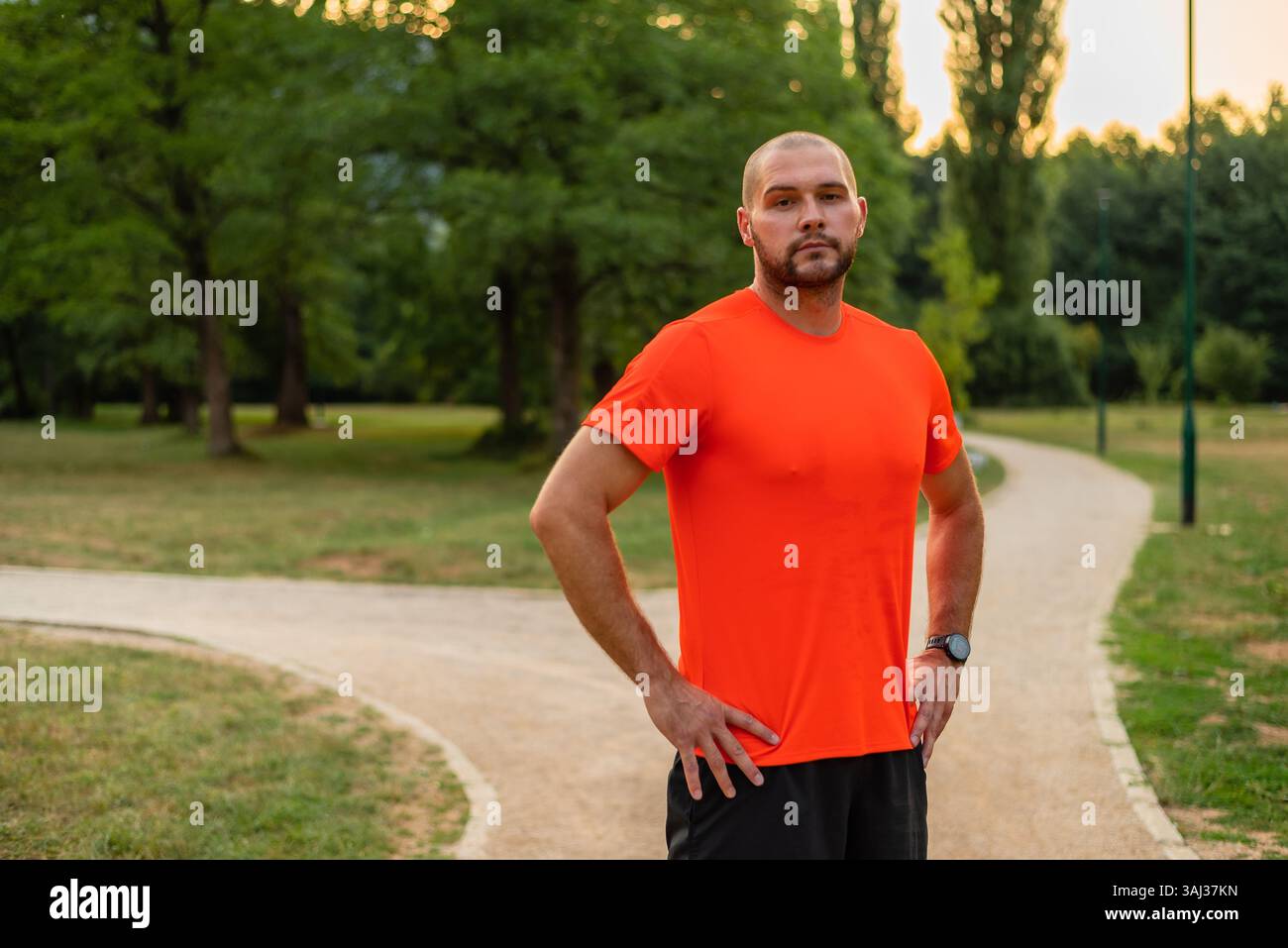 Ritratto di un uomo sportivo sicuro di sé all'aperto. Foto Stock