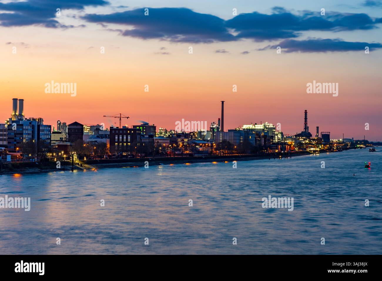 Ludwigshafen am Rhein: fiume Reno (Reno), stabilimento BASF, tramonto a Pfalz, Renania-Palatinato, Germania Foto Stock