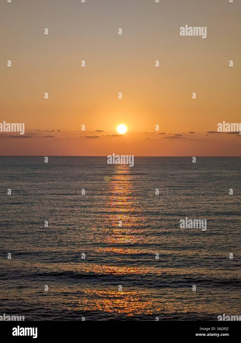 Tramonto dorato sulla costa di Akamas a Cipro, dove le tartarughe marine in pericolo si schiudono lungo la tranquilla costa. - Immagine stock catturata con smartphone