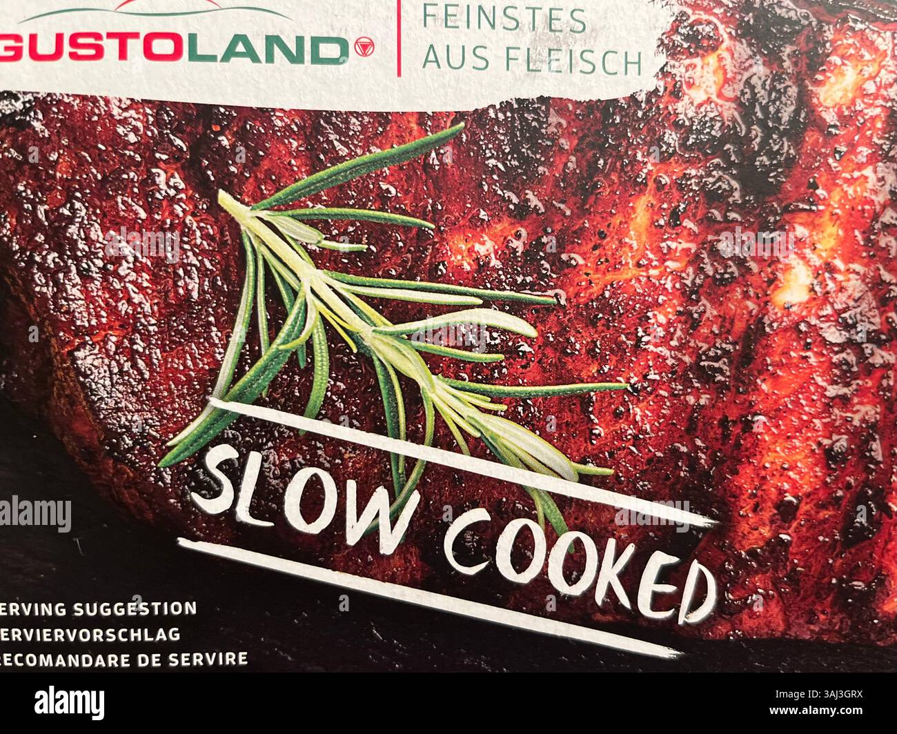 Confezione di costolette di ricambio a cottura lenta Gustoland, prodotto della Germania, carne pronta alla griglia, costolette pronte per la cottura, barbecue pronto, shopping, consumismo, scatola, tedesco - Immagine stock catturata con smartphone