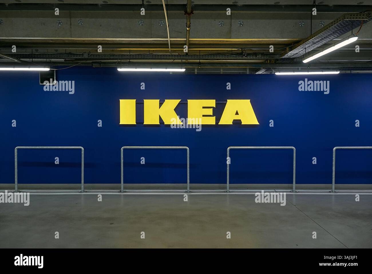 Cartello giallo ikea Store sul muro blu del parcheggio Foto Stock