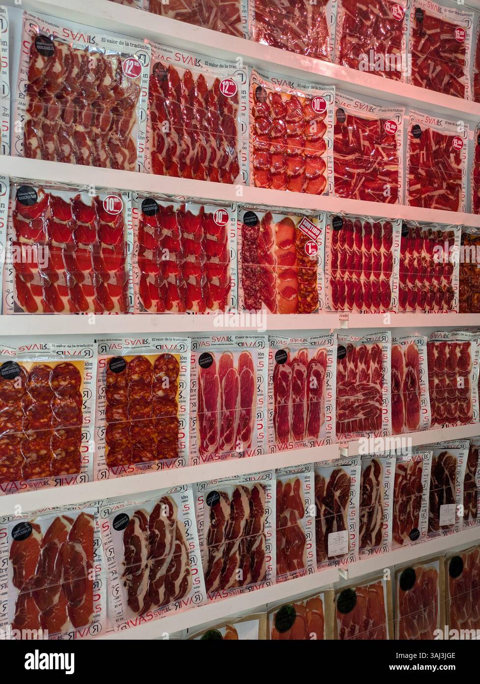 Mostra di Jamon serrano Ham appeso a un muro Foto Stock