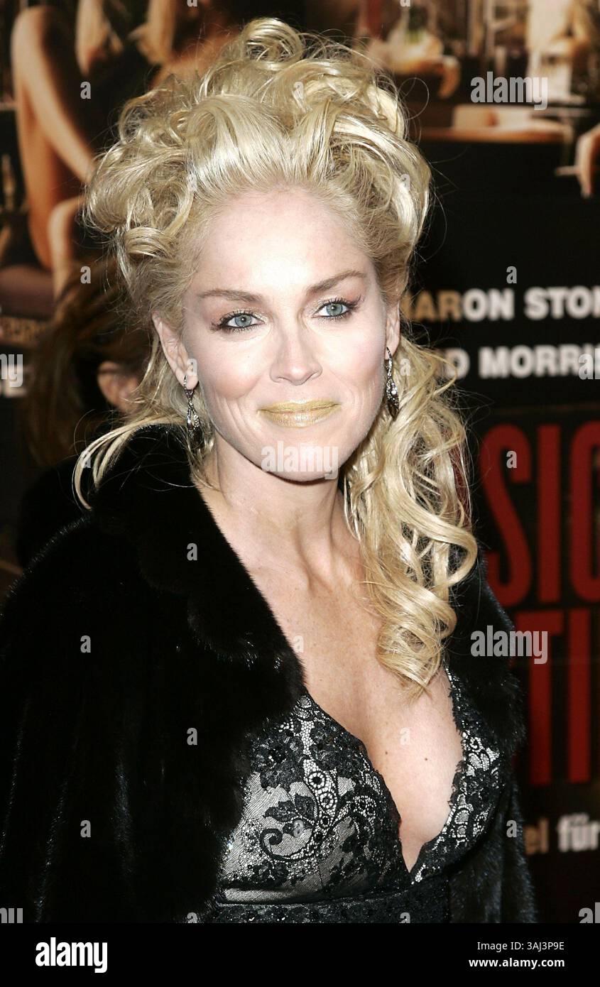 22 marzo 2006 - Berlino, Stati Uniti - 22 marzo 2006 - Berlino, Germania - Sharon Stone alla prima tedesca di "BASIC INSTINCT 2" tenutasi al Cinema Cinestar. Photo Semmer/Face to Face/AdMedia (immagine di credito: © Semmer/AdMedia tramite cavo ZUMA) Foto Stock