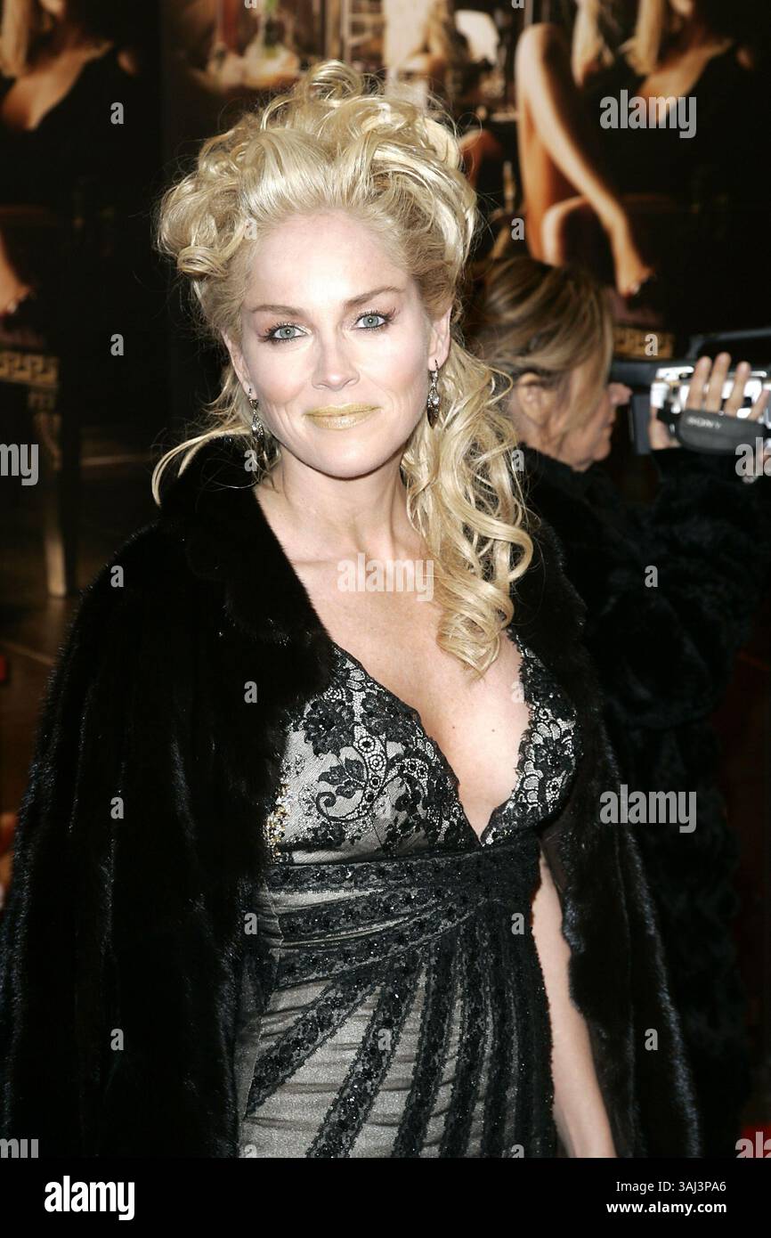 22 marzo 2006 - Berlino, Stati Uniti - 22 marzo 2006 - Berlino, Germania - Sharon Stone alla prima tedesca di "BASIC INSTINCT 2" tenutasi al Cinema Cinestar. Photo Semmer/Face to Face/AdMedia (immagine di credito: © Semmer/AdMedia tramite cavo ZUMA) Foto Stock