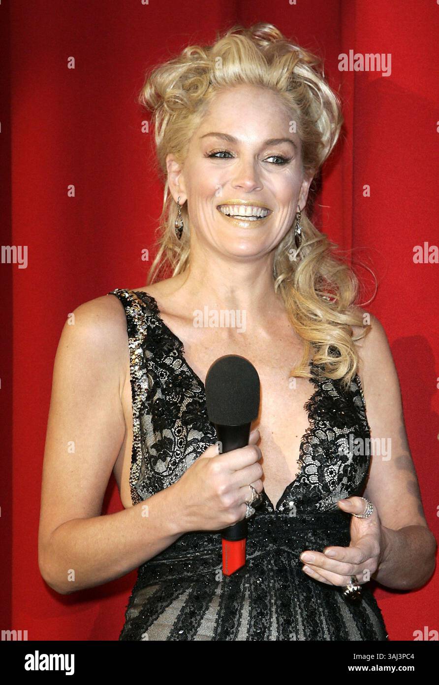 22 marzo 2006 - Berlino, Stati Uniti - 22 marzo 2006 - Berlino, Germania - Sharon Stone alla prima tedesca di "BASIC INSTINCT 2" tenutasi al Cinema Cinestar. Photo Semmer/Face to Face/AdMedia (immagine di credito: © Semmer/AdMedia tramite cavo ZUMA) Foto Stock
