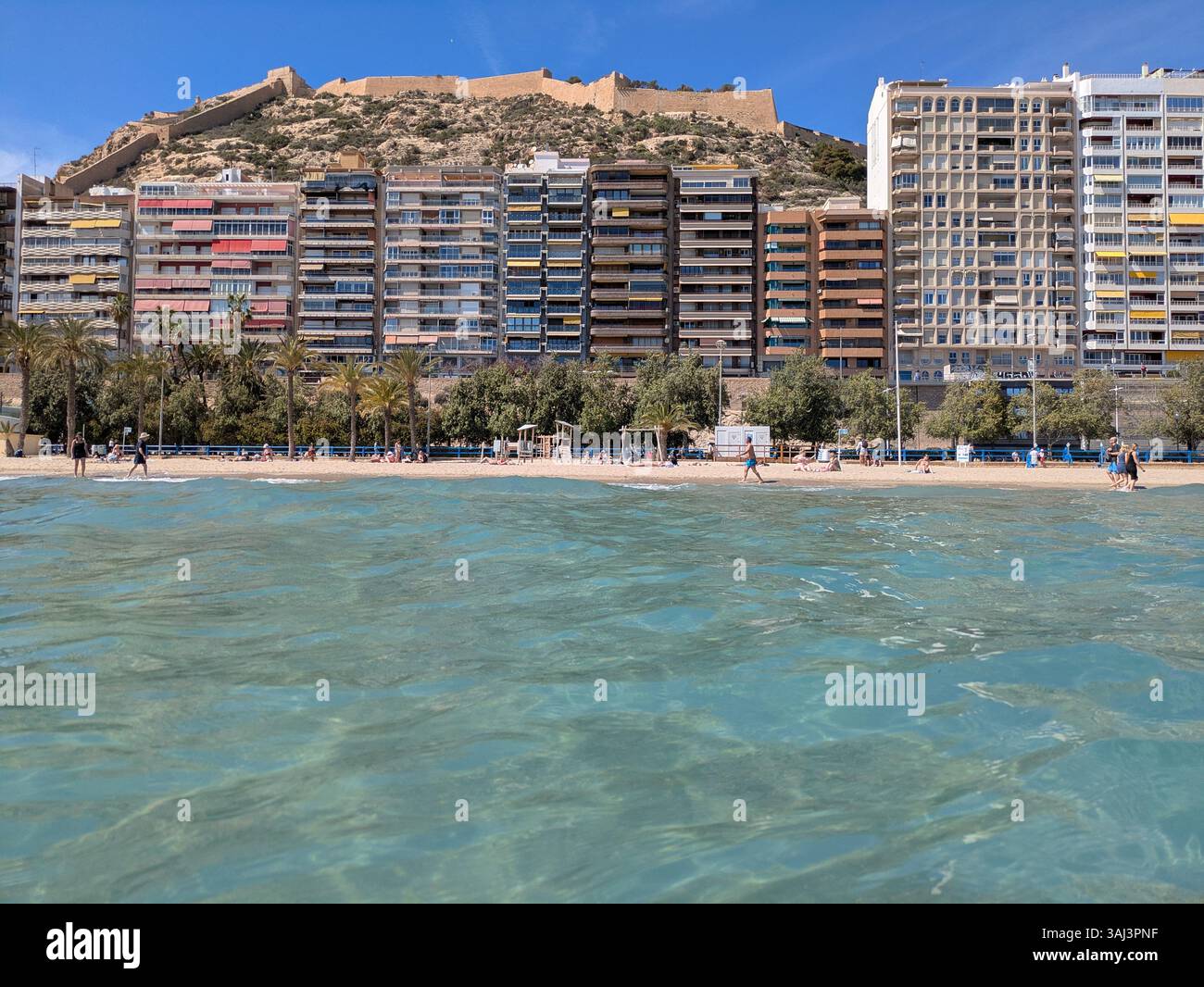 vista della spiaggia di alicante dal mare Foto Stock