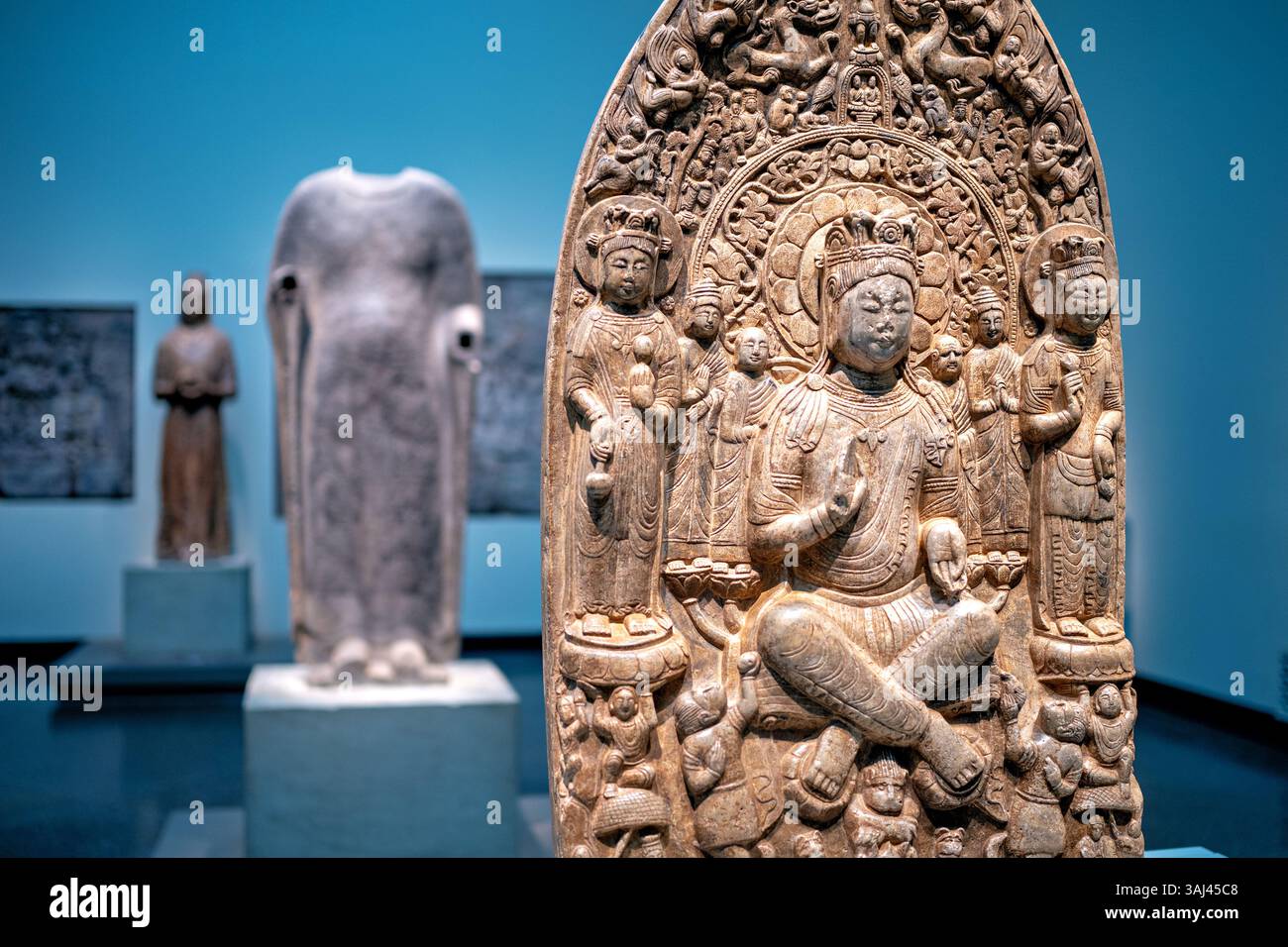 WASHINGTON DC - questa stele in marmo raffigurante il futuro Buddha Maitreya è esposta al Museo Nazionale di Arte Asiatica Creato durante la dinastia Zhou settentrionale (557-581 d.C.) e probabilmente dalla provincia di Shaanxi, in Cina, il rilievo scultoreo raffigura Maitreya come figura centrale circondata da discepoli, bodhisattva e rari "pratyekabuddha" identificati dalle loro distintive bobine di capelli. Il retro presenta Buddha Pilushena (Vairochana), che lo rende un significativo oggetto devozionale buddista a doppio lato del vi secolo. Foto Stock