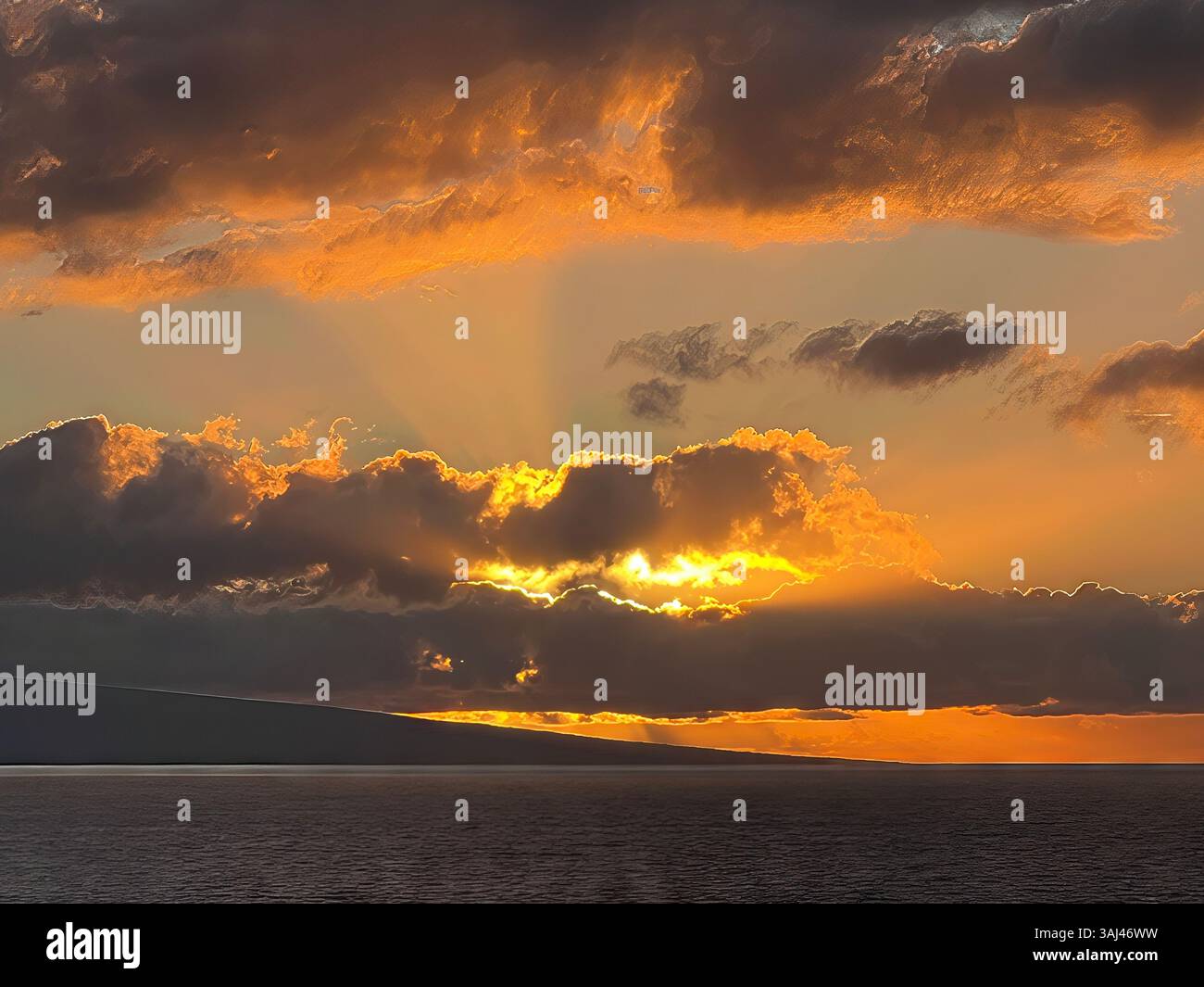 Tramonto sull'oceano con spettacolari nuvole e raggi dorati che si infrangono, proiettando un bagliore sul mare e sul cielo in un momento costiero mozzafiato Foto Stock