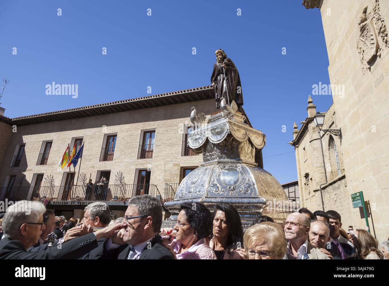 18 settembre 2015 - Santo Domingo De la Calzada, la Rioja, Spagna - la gente del posto porta la statua di Dominic de la Calzada nella Processione del Ringraziamento alle Fiestas de Gracias y de San JerÃ³nimo Hermosilla a Santo Domingo de la Calzada - la Rioja, Spagna. (Immagine di credito: © Paul Gordon via ZUMA Wire) Foto Stock