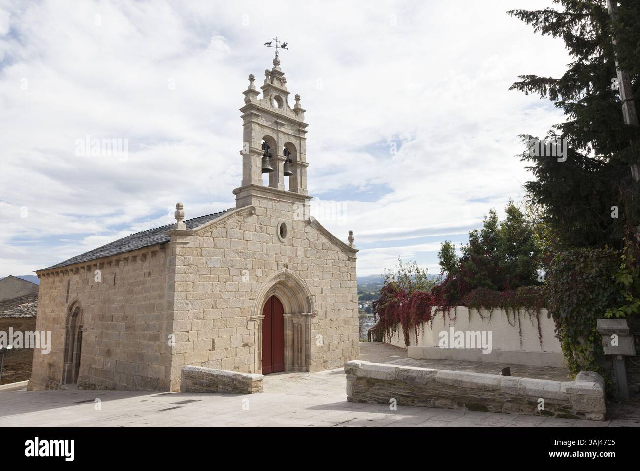17 ottobre 2015 - Sarria, Galizia/Provincia di Lugo, Spagna - Galizia, Spagna: Iglesia San Salvador. La chiesa gotica del XIII secolo lungo RÃºa Maior sul Camino FrancÃ©s è anche conosciuta come o Salvador. Molti pellegrini scelgono Sarria come punto di partenza per il cammino di Santiago. La distanza da questo punto a Santiago consente loro di percorrere i chilometri necessari - a piedi, in bicicletta o a cavallo - per ottenere la Compostela, un attestato di completamento del pellegrinaggio. (Immagine di credito: © Paul Gordon via ZUMA Wire) Foto Stock