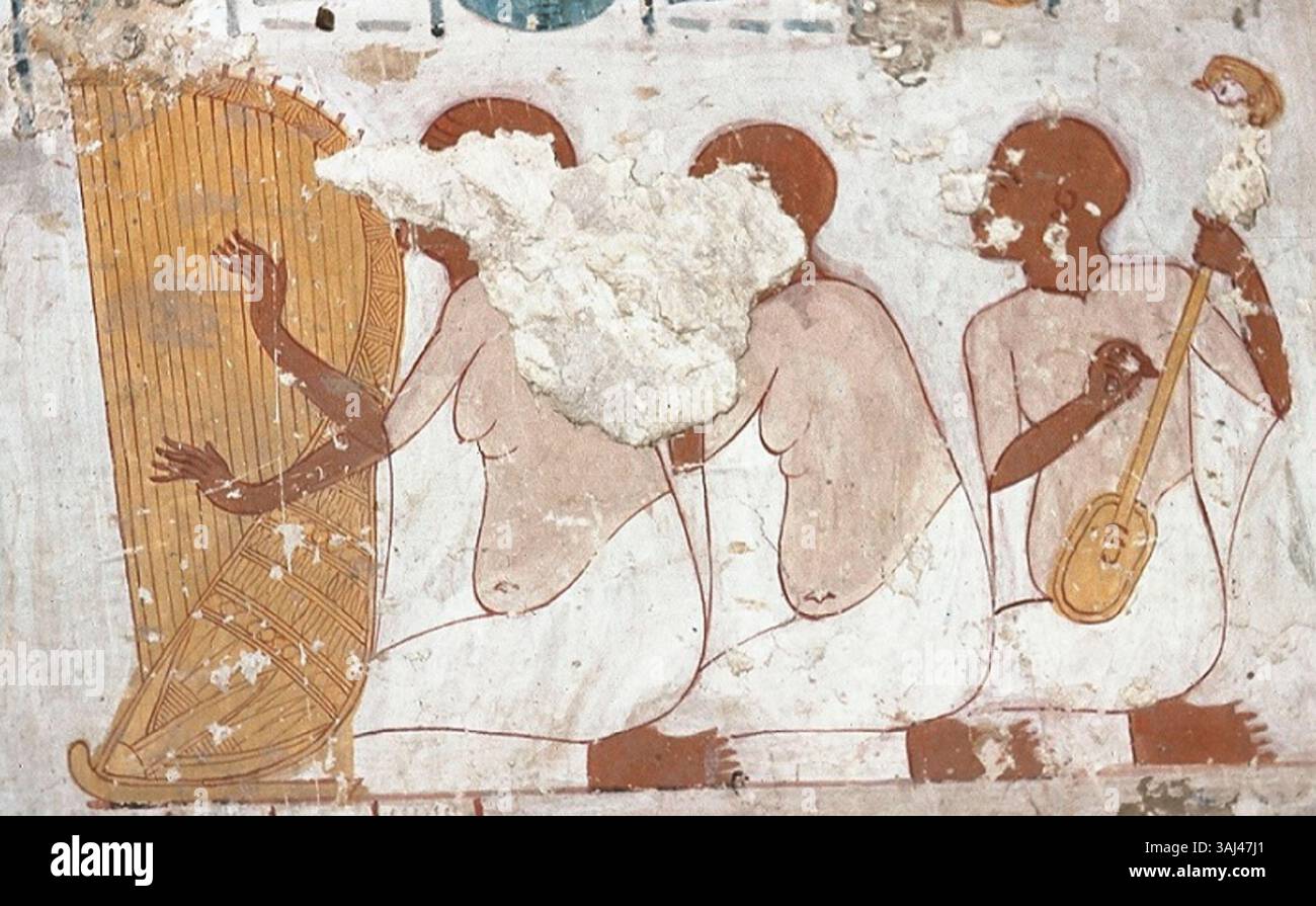 L'arpa e il liuto della Tomba Tebana 65, risalente al XV secolo a.C., riflettono la cultura musicale dell'antico Egitto. Questi strumenti sono stati utilizzati nei rituali tombali e ora fanno parte delle collezioni storiche di antichità egizie. Foto Stock