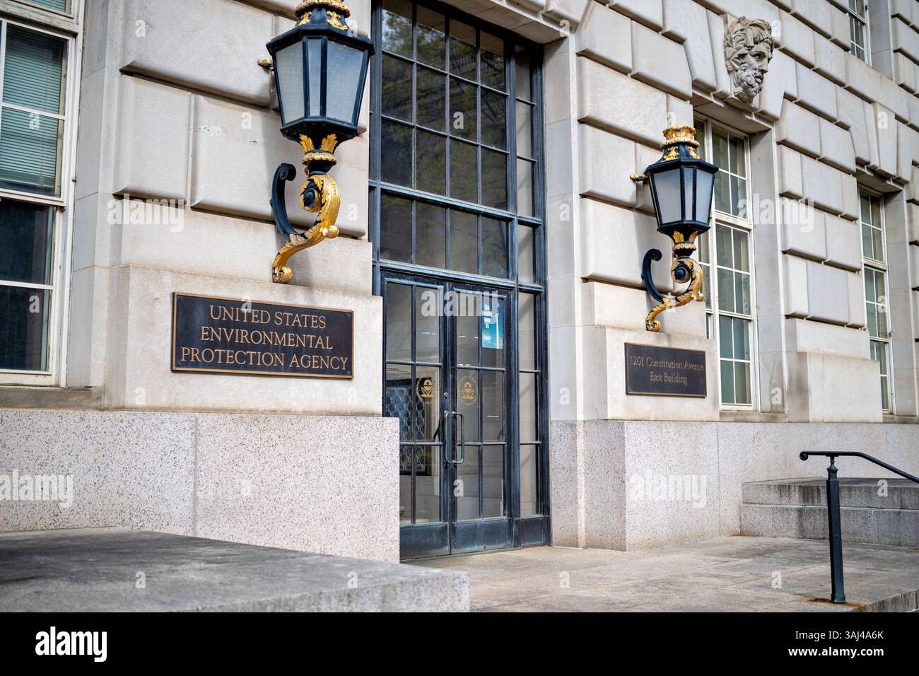 WASHINGTON DC - l'ingresso al quartier generale dell'Environmental Protection Agency in Constitution Avenue, parte del complesso William Jefferson Clinton Federal Building. Il quartier generale dell'EPA occupa una parte del complesso del Triangolo Federale, un gruppo di edifici governativi costruiti tra il 1927 e il 1938. Questo edificio neoclassico, originariamente progettato per ospitare il Dipartimento postale degli Stati Uniti e la Commissione per il commercio interstatale, divenne sede dell'EPA dopo che l'agenzia fu istituita nel 1970. Foto Stock