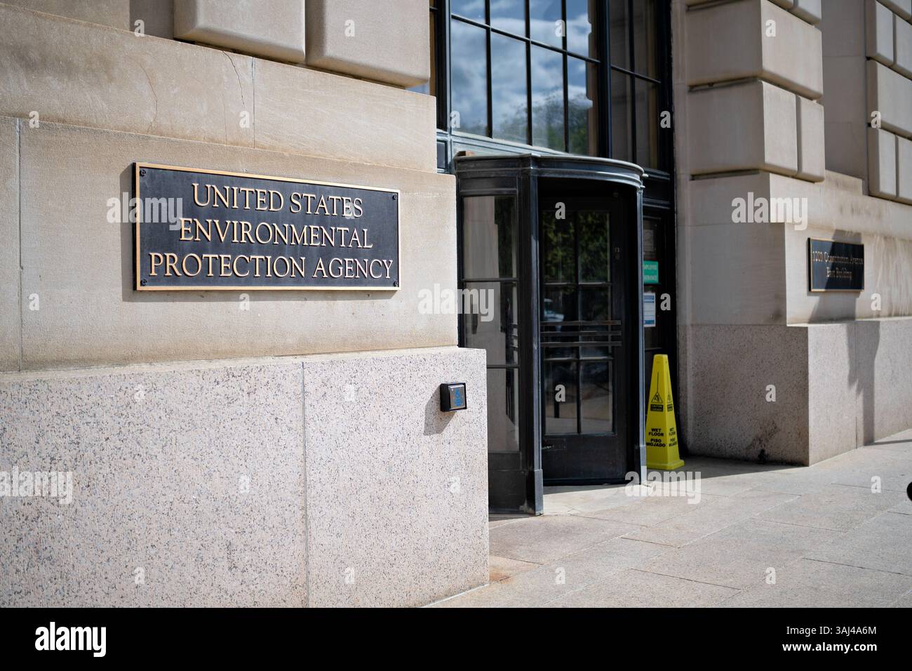 WASHINGTON DC - l'ingresso al quartier generale dell'Environmental Protection Agency in Constitution Avenue, parte del complesso William Jefferson Clinton Federal Building. Il quartier generale dell'EPA occupa una parte del complesso del Triangolo Federale, un gruppo di edifici governativi costruiti tra il 1927 e il 1938. Questo edificio neoclassico, originariamente progettato per ospitare il Dipartimento postale degli Stati Uniti e la Commissione per il commercio interstatale, divenne sede dell'EPA dopo che l'agenzia fu istituita nel 1970. Foto Stock