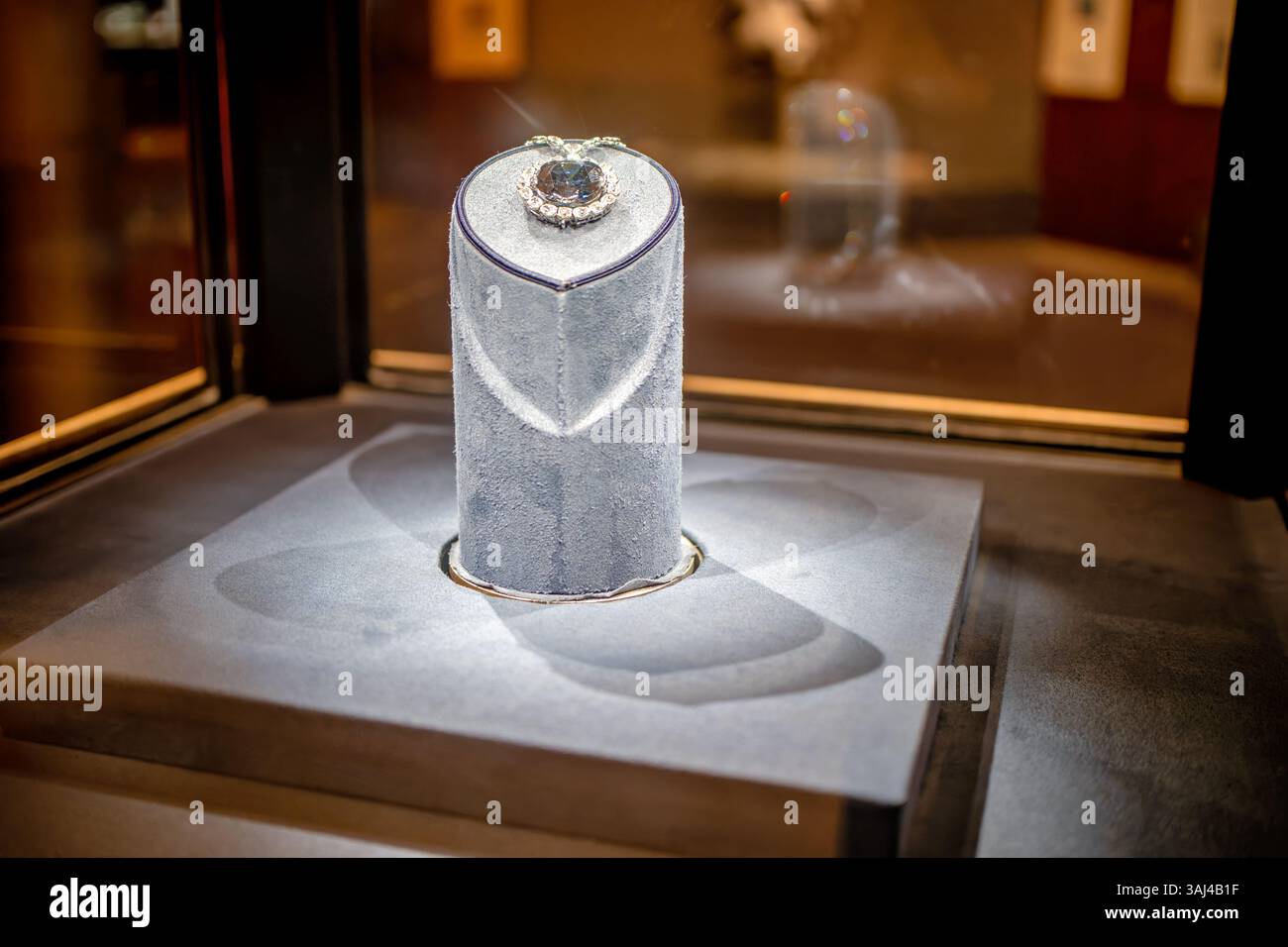 WASHINGTON DC - il diamante Hope, un 52 diamante blu profondo 45 carati, esposto nella sua custodia protettiva allo Smithsonian National Museum of Natural History. Donata allo Smithsonian nel 1958 dal gioielliere Harry Winston, questa leggendaria pietra preziosa è il fulcro della National Gem Collection e uno dei manufatti più visitati del museo. Il diamante ruota su un piedistallo appositamente progettato all'interno della sua cassaforte sicura nella Harry Winston Gallery. Foto Stock