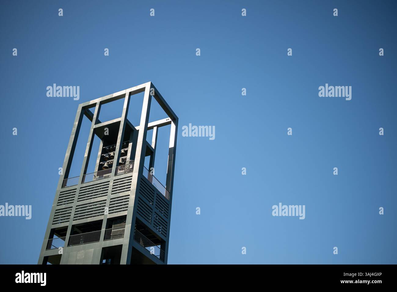 ARLINGTON, Virginia - il Carillon dei Paesi Bassi si trova su una collina nell'Arlington Ridge Park tra il cimitero nazionale di Arlington e il U.S. Marine Corps War Memorial. Il campanile modernista di 127 metri è stato un dono del popolo dei Paesi Bassi agli Stati Uniti in segno di gratitudine per l'aiuto americano durante e dopo la seconda guerra mondiale. Inizialmente installato nel 1954 e dedicato nel 1960, il carillon contiene 50 campane di bronzo che vengono suonate durante occasioni speciali e regolari serie di concerti. Foto Stock